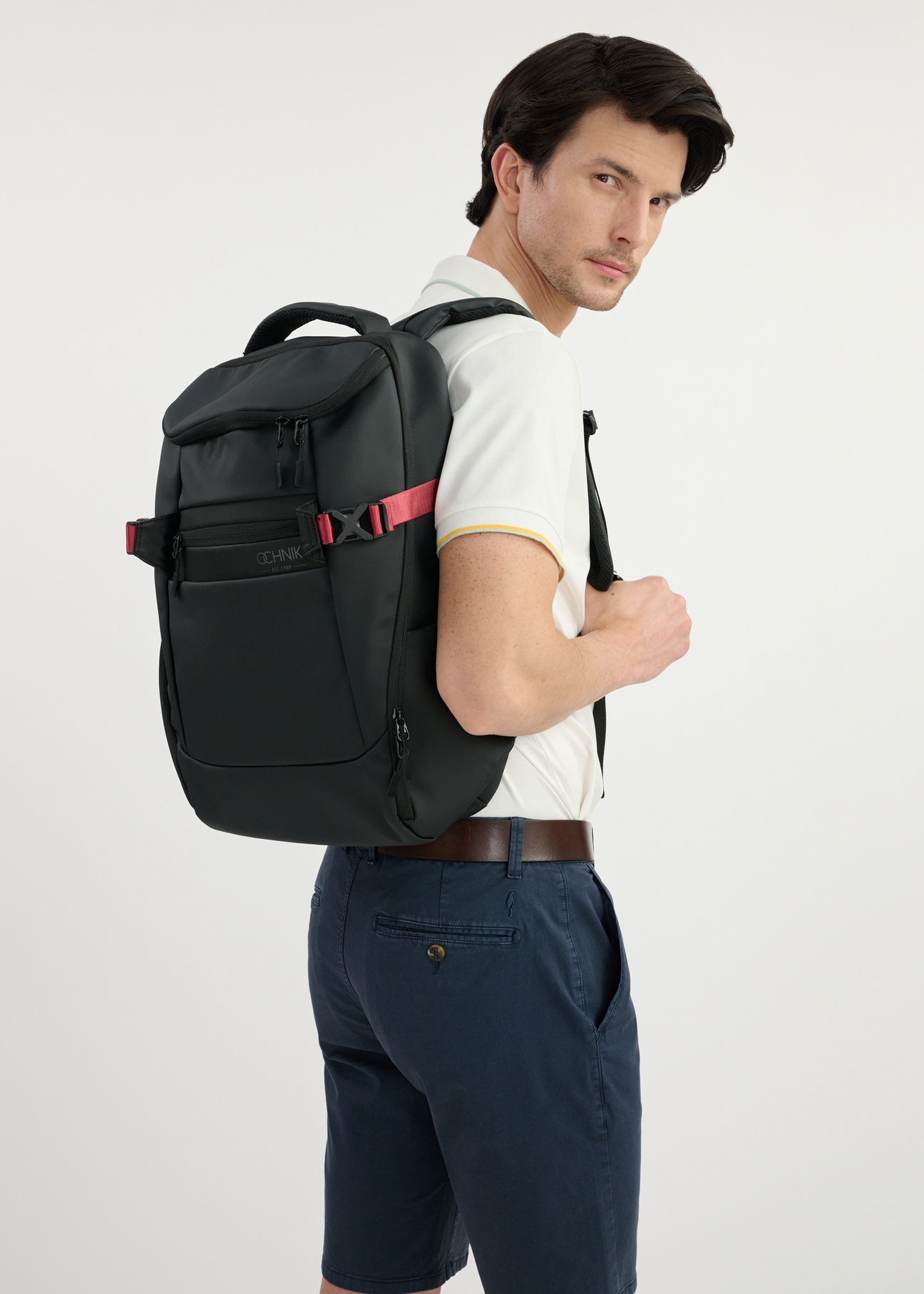 Čierny veľký pánsky batoh TORMN-0342-99(W25), bočný pohľad na produkt na modeli. Viditeľná je polovica siluety.