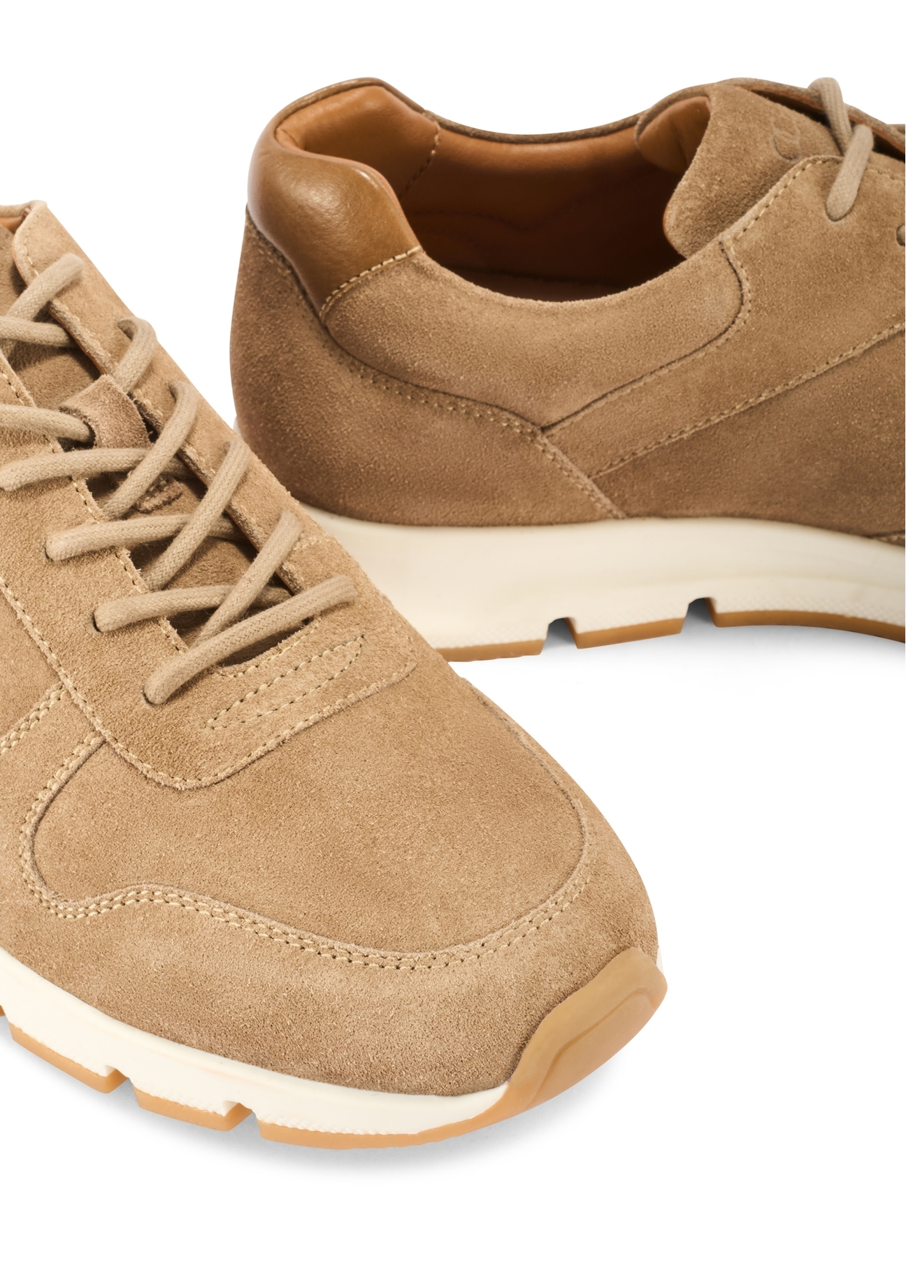 Béžové semišové pánske topánky BUTYM-0541-1B(W26), detailný záber na bielom pozadí.