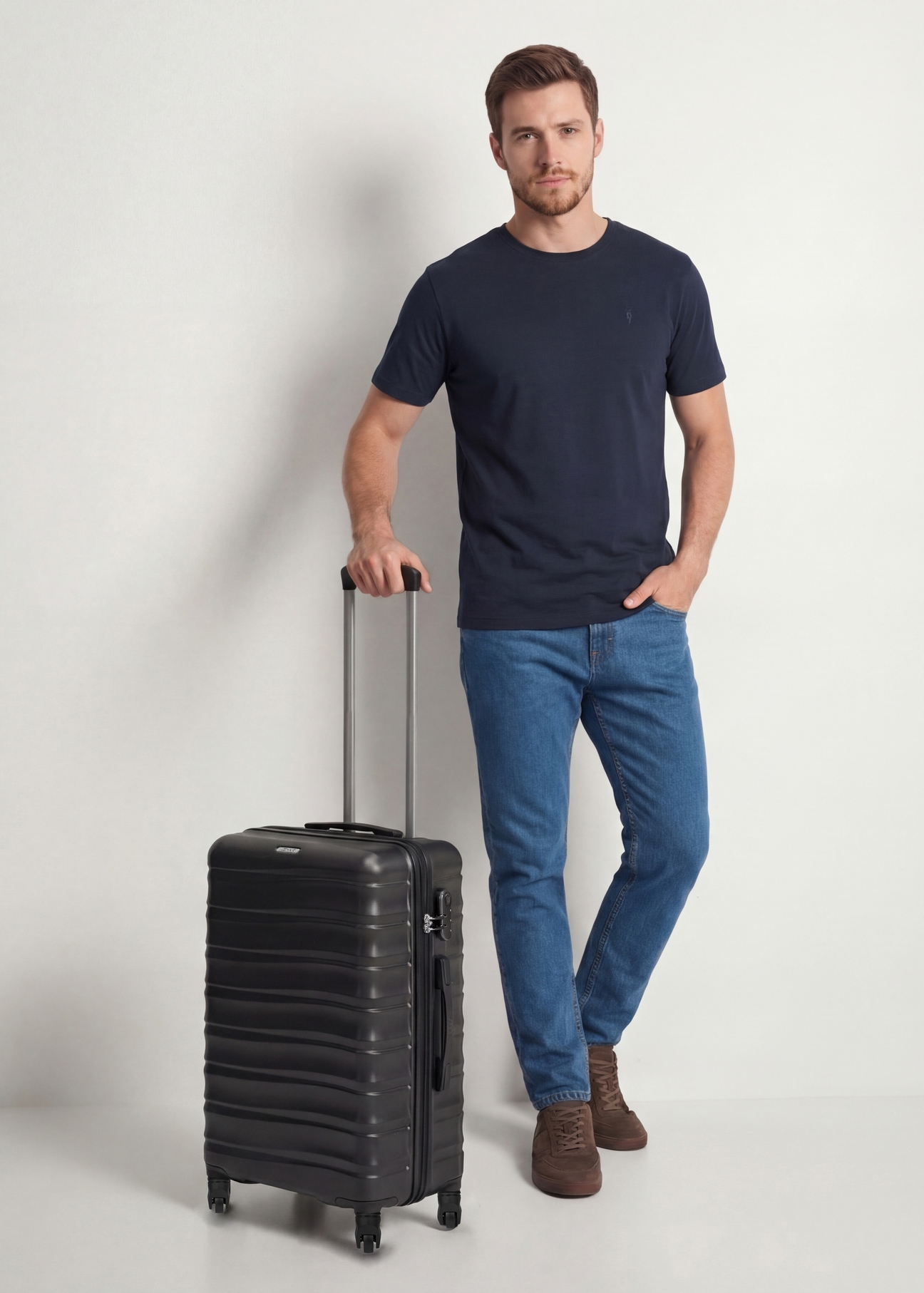 Stredný kufor na kolieskach WALAB-0081-99-24(W26), diagonálny pohľad na produkt vedľa siluety modelky.