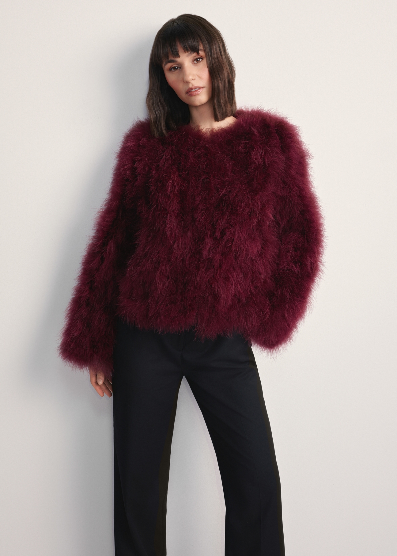 Dámska bunda z morčacieho peria FUTDF-0097A-3183(Z25), pohľad spredu na výrobok na modelke. Viditeľná polovica siluety.