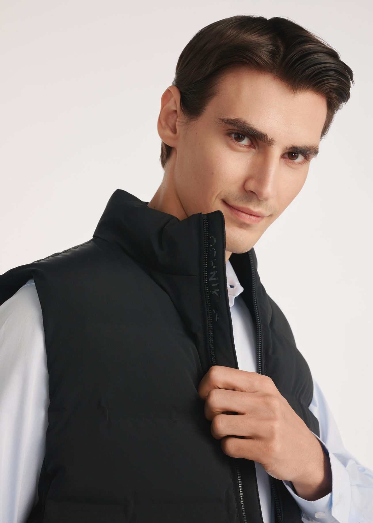 Čierna pánska vesta KAMMT-0008-99(Z25), detailný záber produktu na modeli.