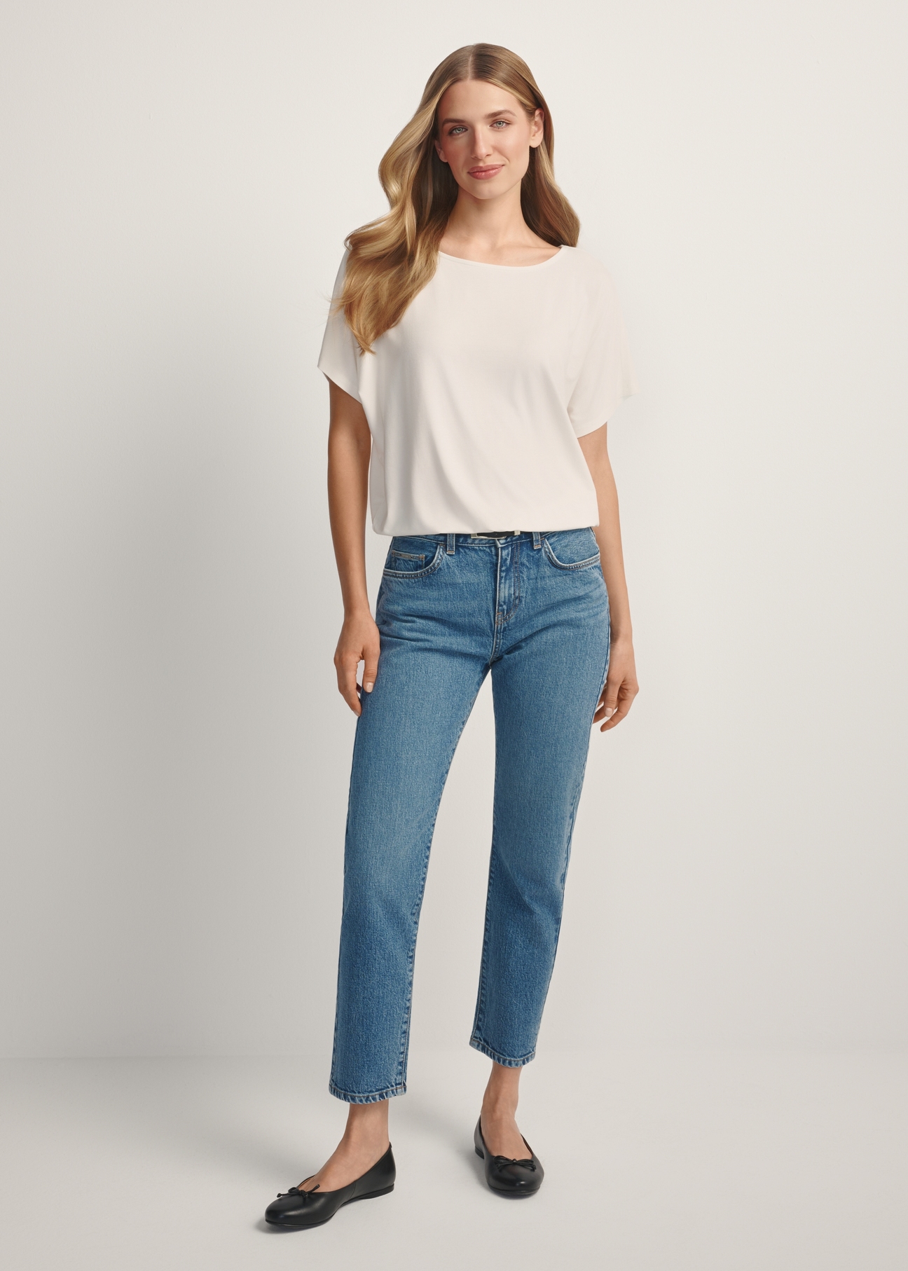 Dámske tmavomodré džínsy JEADT-0011-7C(W26), pohľad na modelku spredu. Viditeľné celé telo.