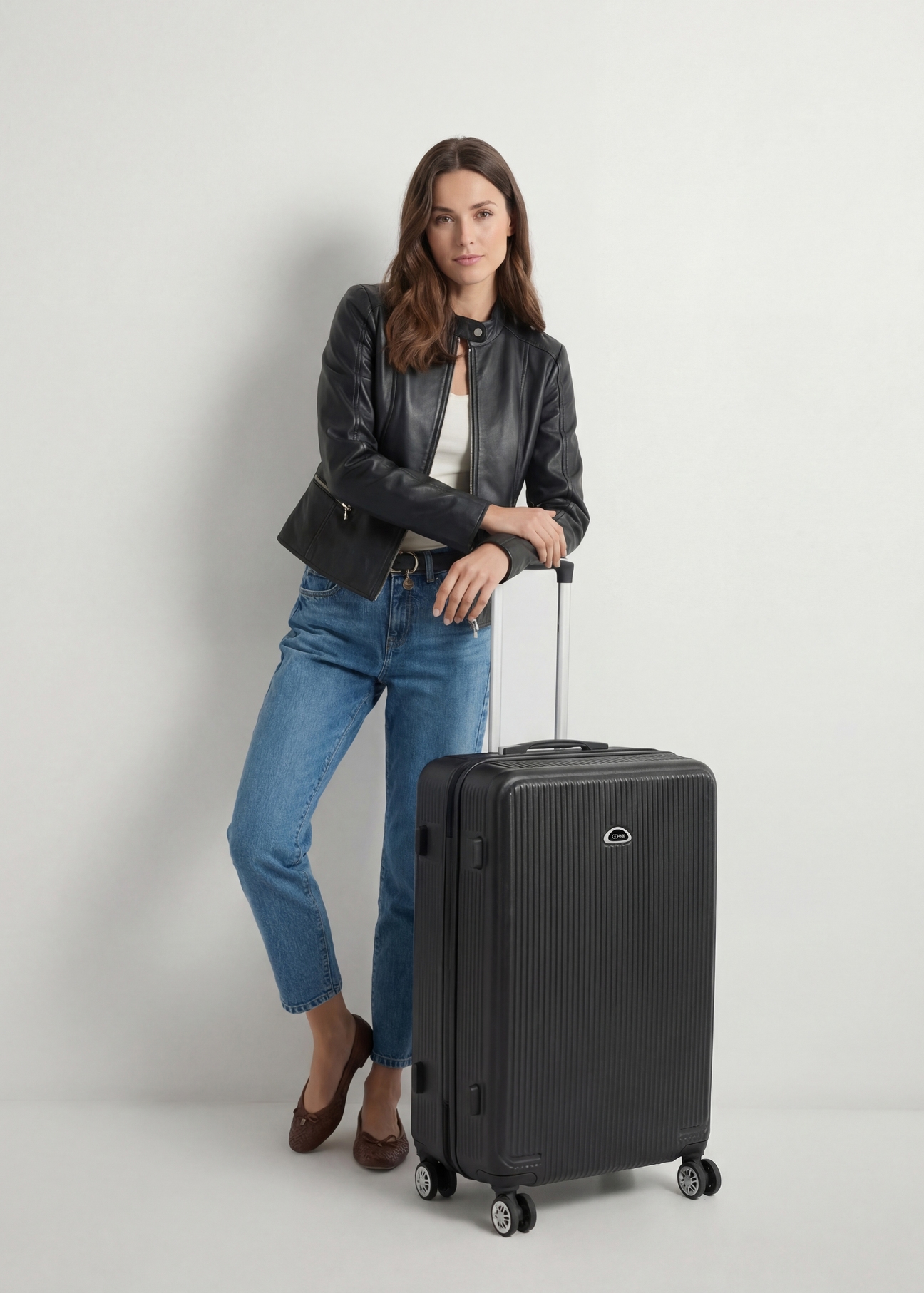 Veľký kufor na kolieskach WALAB-0053-99-29(W25), pohľad na produkt spredu vedľa modelu, viditeľná je celá silueta.