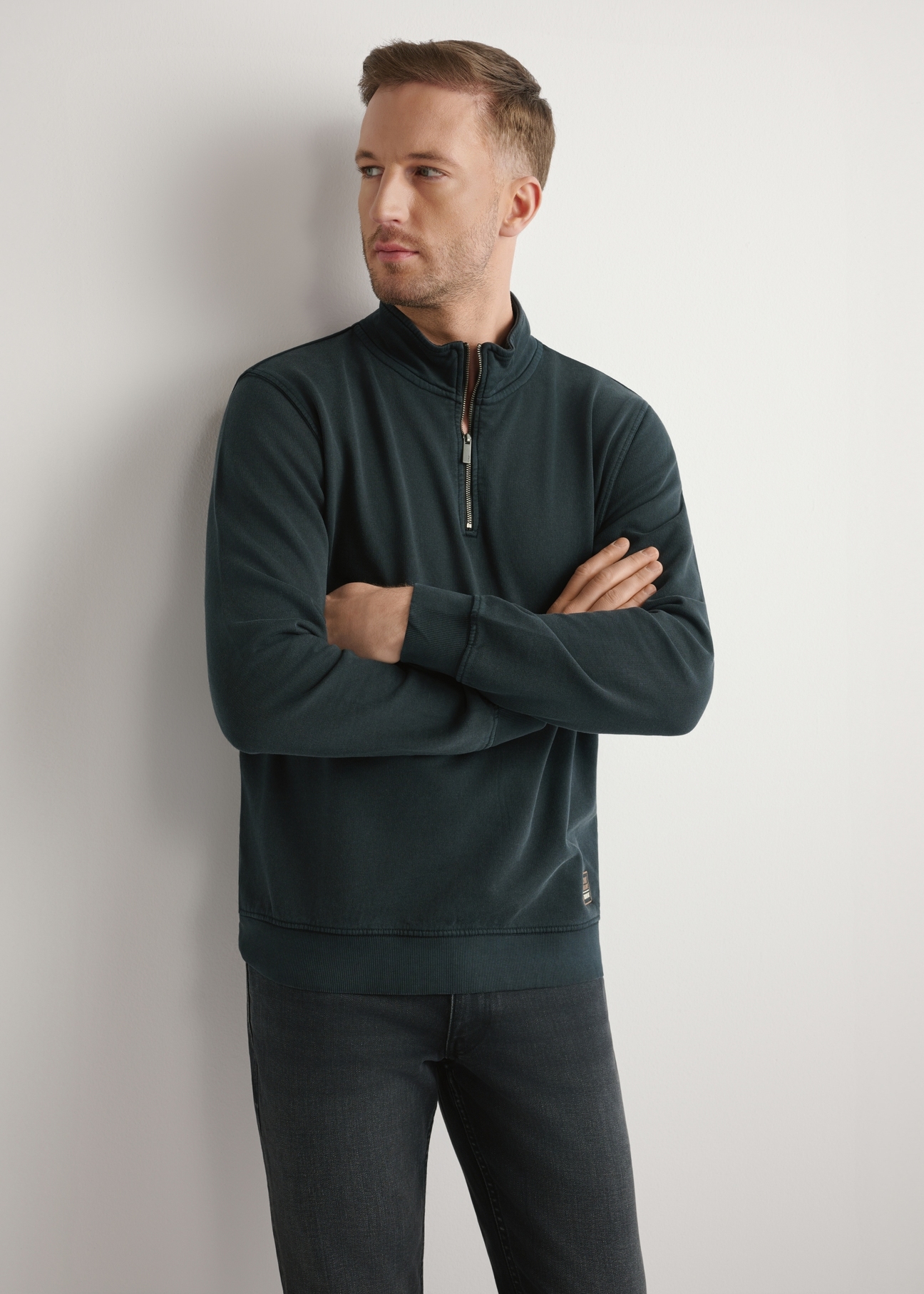 Pánska čierna bavlnená mikina BLZMT-0077-99(W26), pohľad spredu na produkt na modelke. Viditeľná polovica siluety.