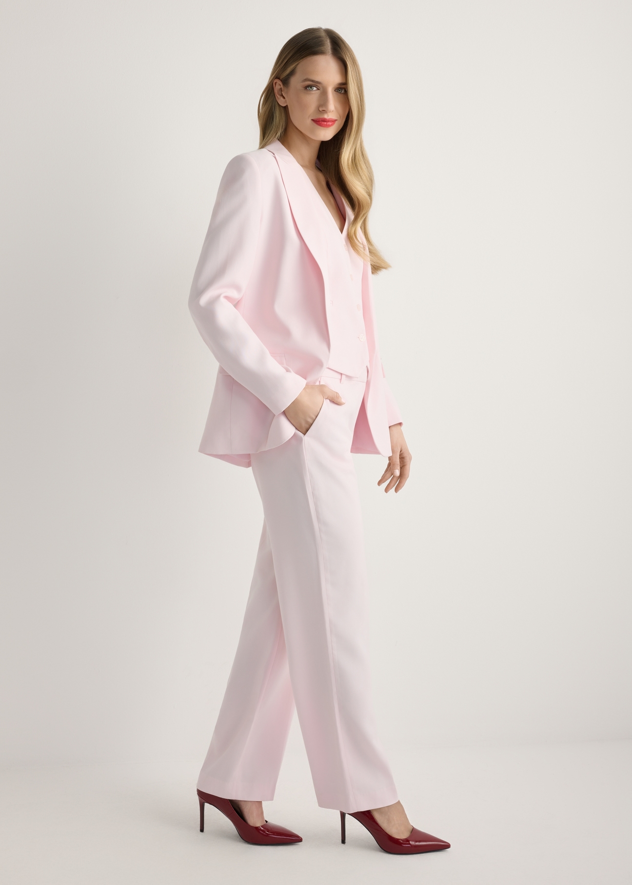 Dámske ružové sako ZAKDT-0031A-5A(W26), bočný pohľad na produkt na modelke. Viditeľné celé telo.