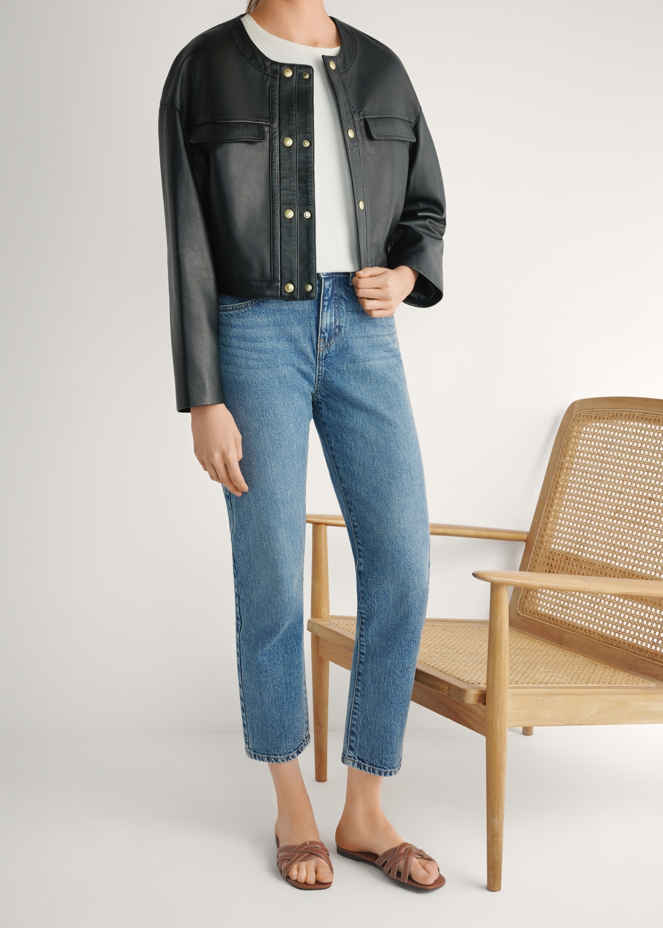 Dámske šľapky z ťavej kože s pleteným vzorom BUTYD-1222-1D(W26), pohľad spredu na produkt na nohách modelky, na svetlom pozadí.