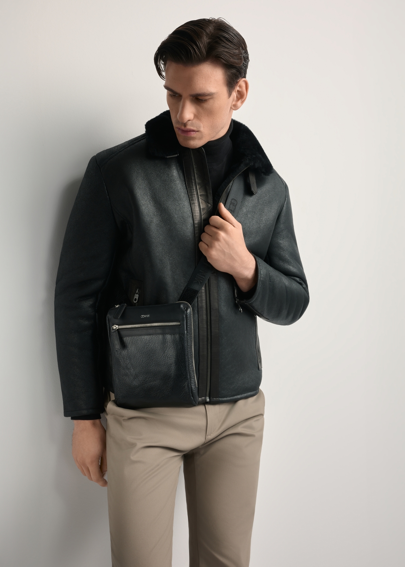 Pánska kožená taška cez rameno TORMS-0294A-99(Z25) - pohľad spredu na produkt, na modeli, na bielom pozadí. Viditeľná silueta po kolená.