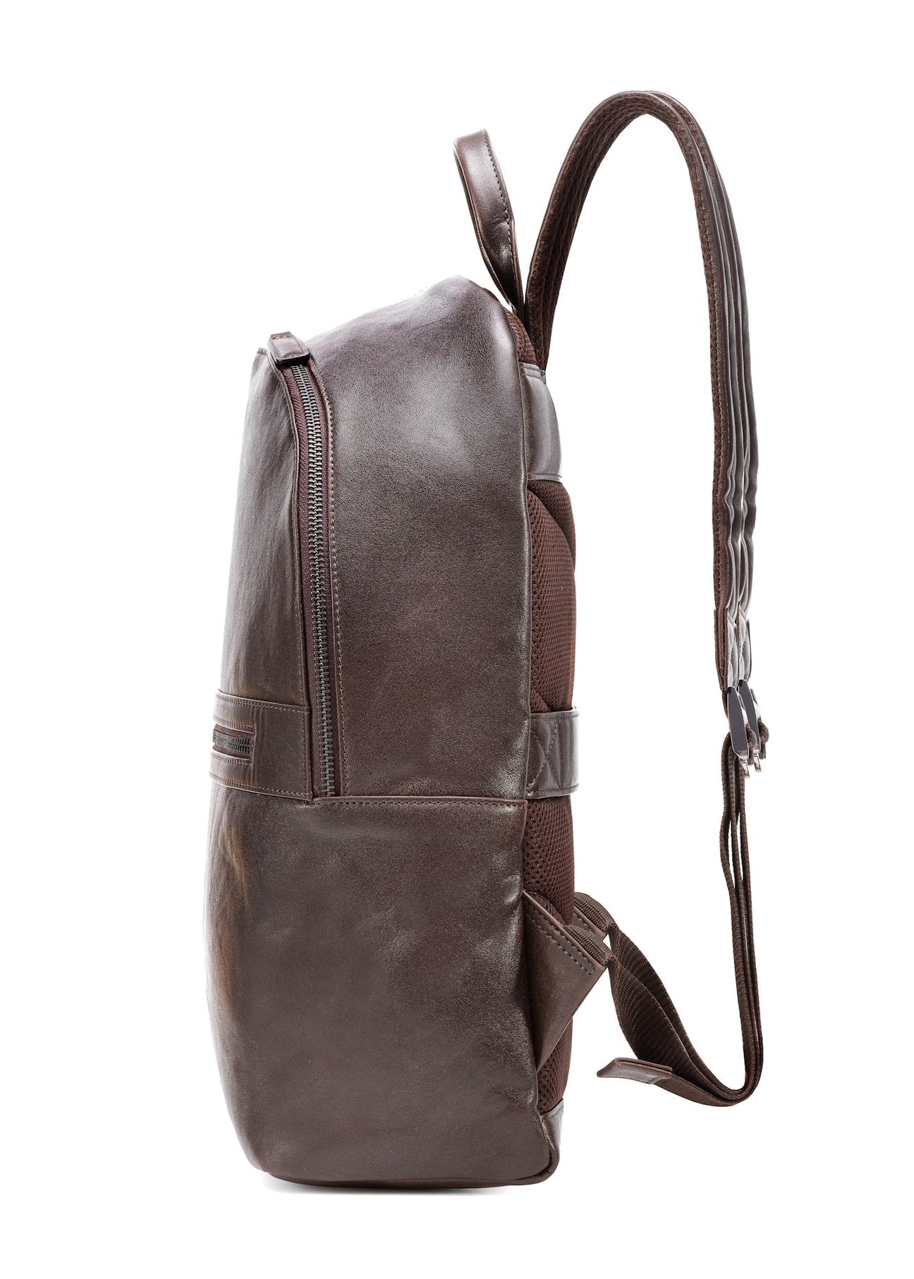 Pánsky kožený batoh tmavohnedý TORMS-0458-89(Z25), bočný pohľad na produkt na bielom pozadí.