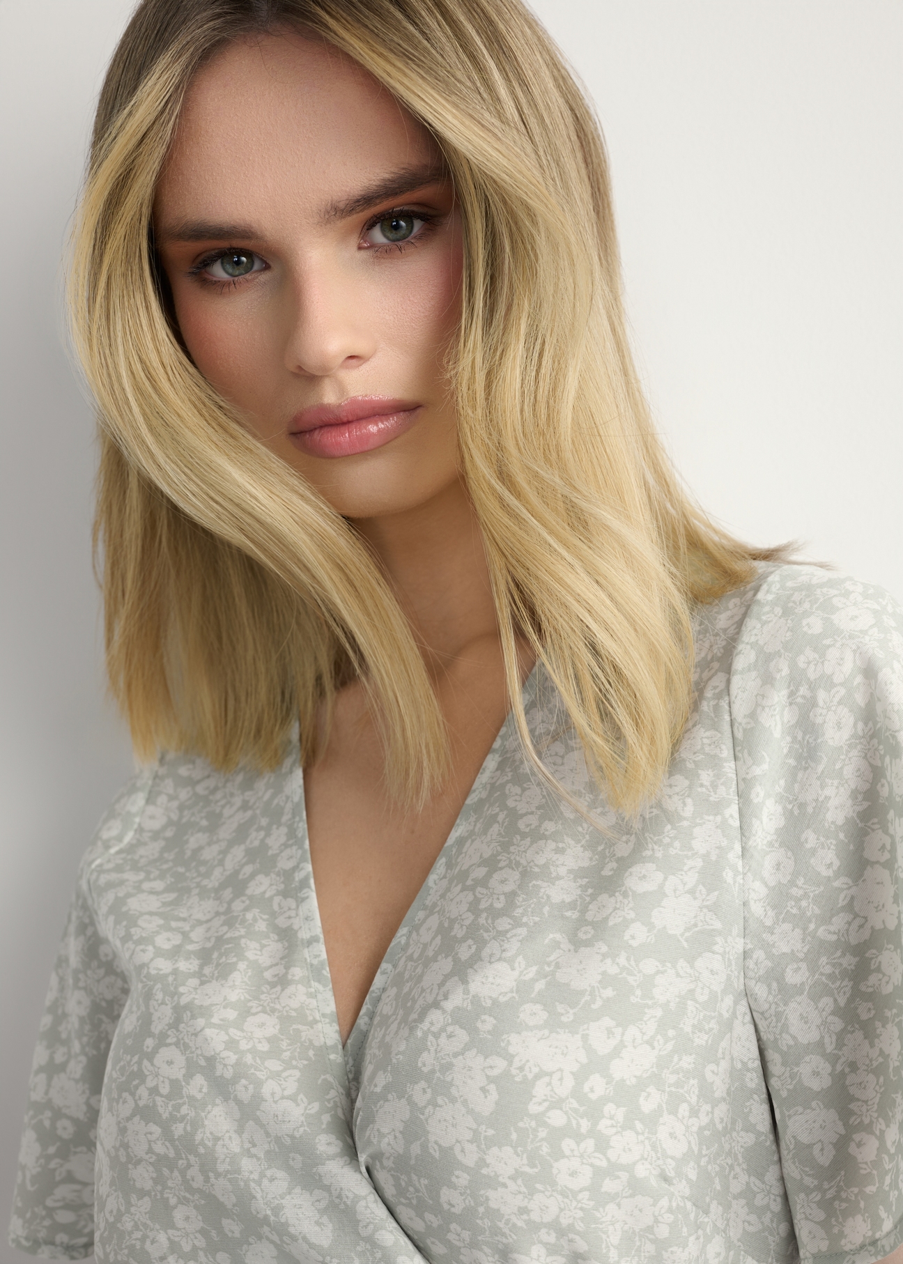 Dlhé kvetinové šaty SUKDT-0233-8P(W26), detailný pohľad na produkt na modelke.