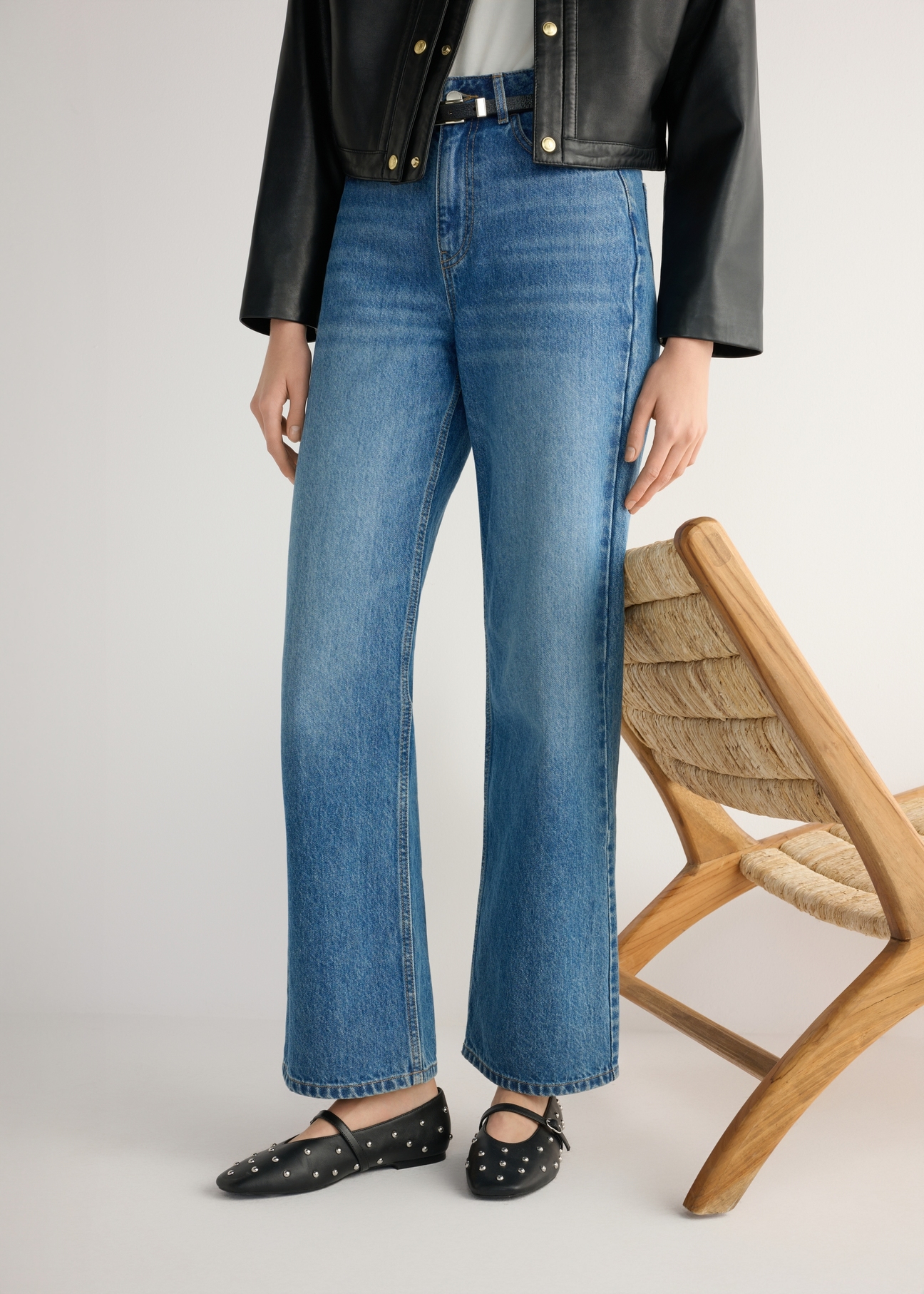 Dámske čierne kožené balerínky s kamienkami BUTYD-1235-99(W26), pohľad na produkt spredu na modelke, viditeľná polovica siluety.