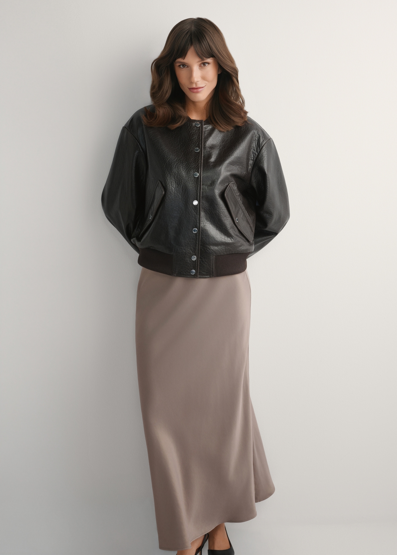 Dámska hnedá kožená bunda KURDS-0609-1I(W26), pohľad spredu na produkt na modelke. Viditeľné celé telo.