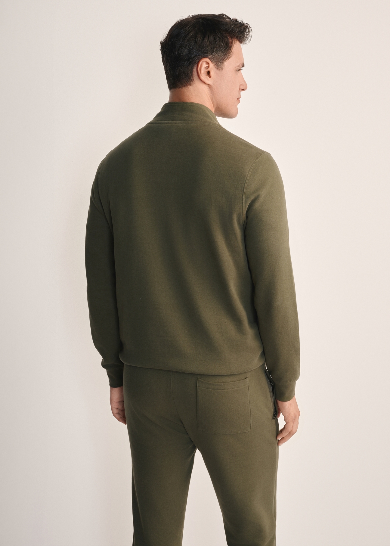 Pánska khaki mikina bez kapucne BLZMT-0067-55(Z25), pohľad na produkt zozadu na modelke. Viditeľná polovica siluety.