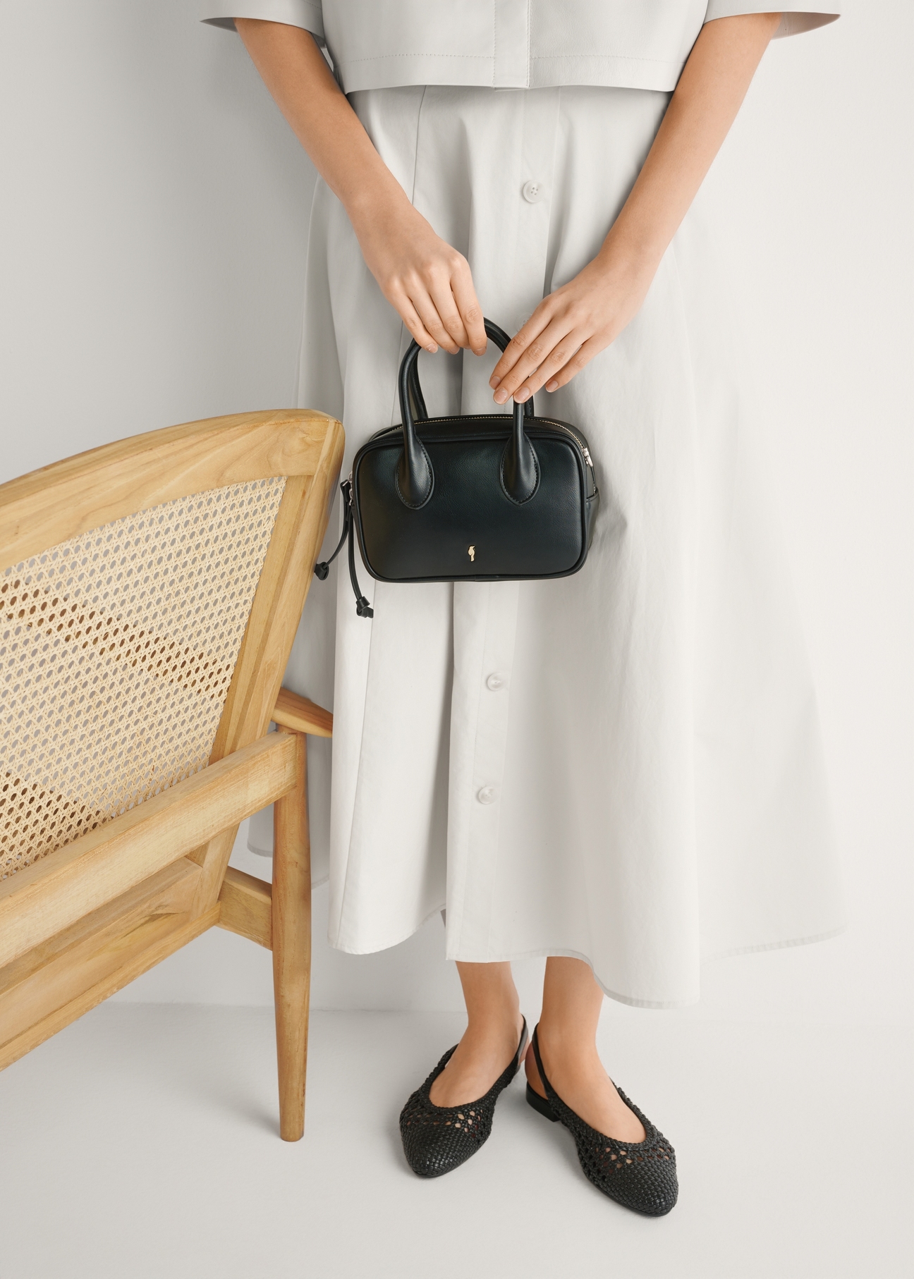 Čierne pletené dámske topánky BUTYD-1252-99(W26), pohľad spredu na produkt na nohách modelky, na svetlom pozadí.