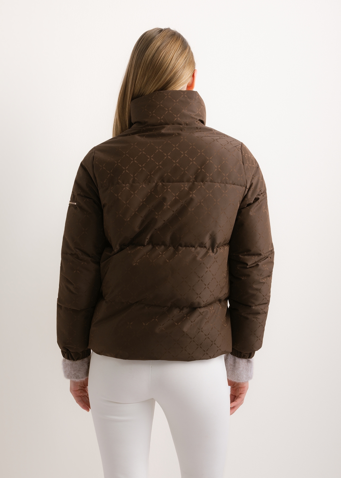 Dámska tmavohnedá monogramová bunda so stojačikom KURDT-0694-1I(Z26), pohľad na produkt zozadu na modelke. Viditeľná polovica siluety.