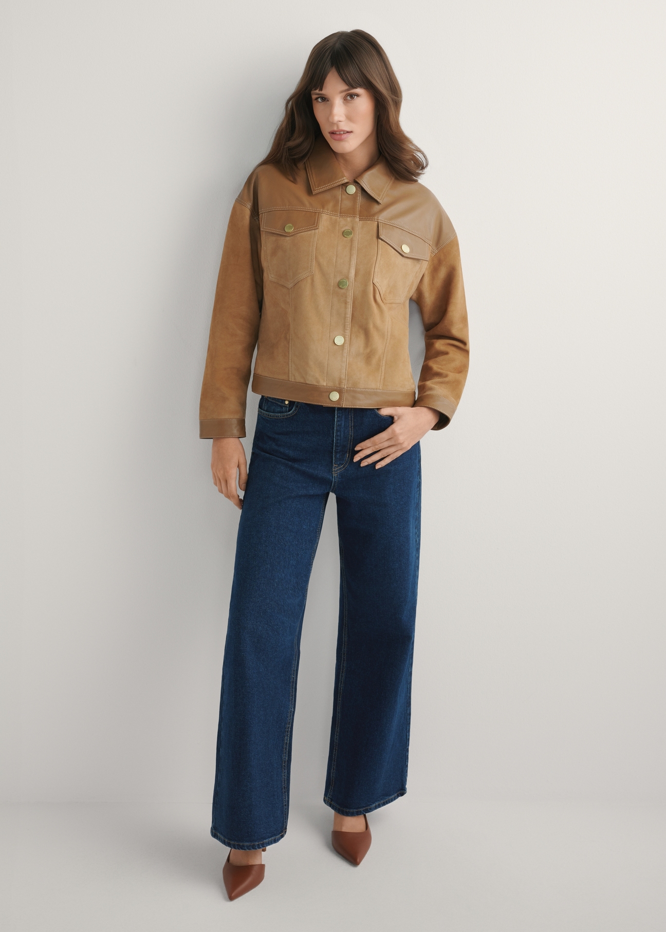 Béžová dámska kožená bunda KURDS-0572-1B(W26) - pohľad spredu na produkt, na svetlom pozadí. Viditeľná celá silueta.