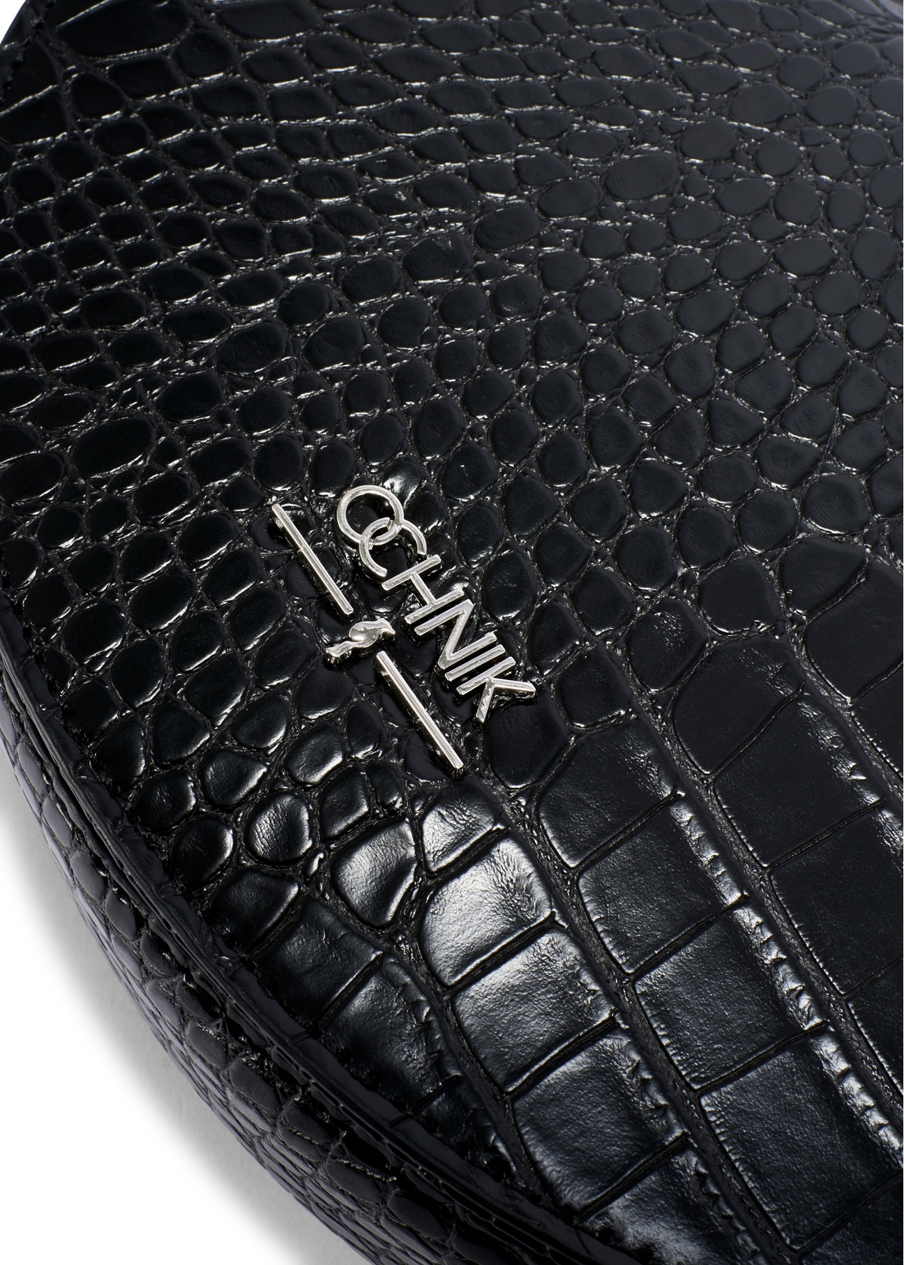 Čierna polkruhová dámska kabelka cez rameno TOREC-1184-9G(W26), detail produktu na bielom pozadí.