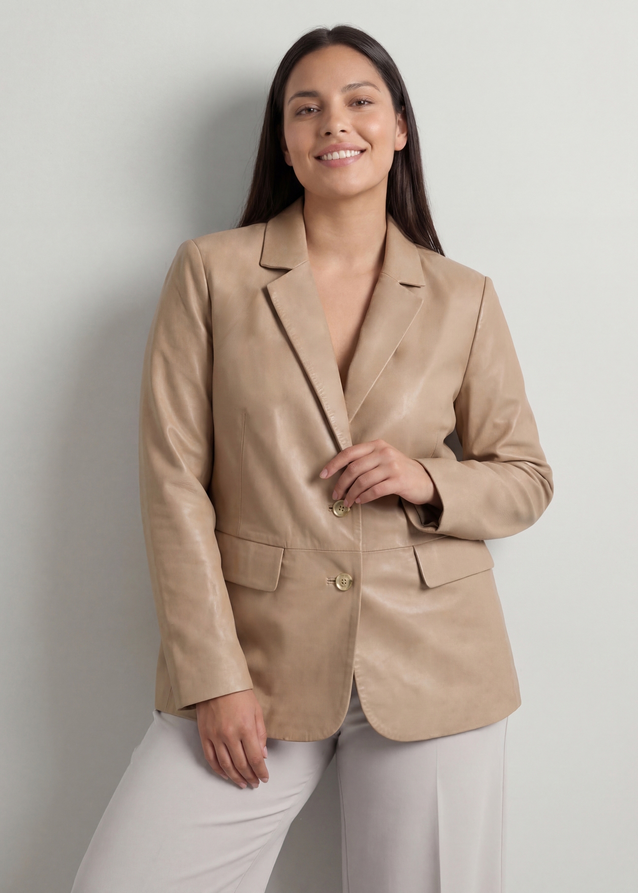 Dámska béžová kožená bunda PLUS SIZE KURDS-0645L-1B(W26), pohľad na produkt spredu na modelke, viditeľná polovica siluety.