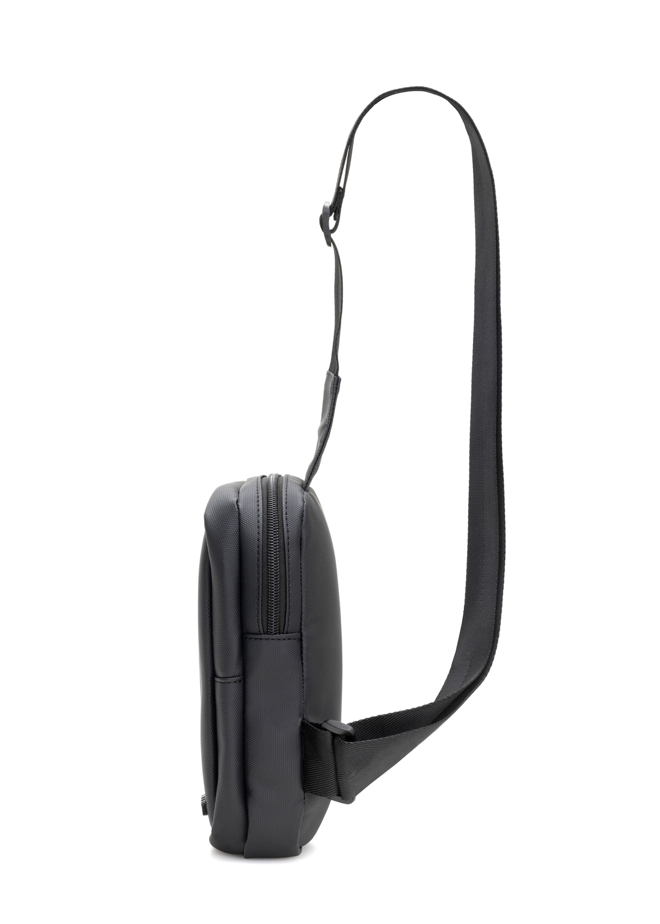 Čierna pánska taška cez rameno TORMN-0393-9J(W26) - bočný pohľad na produkt, na bielom pozadí.