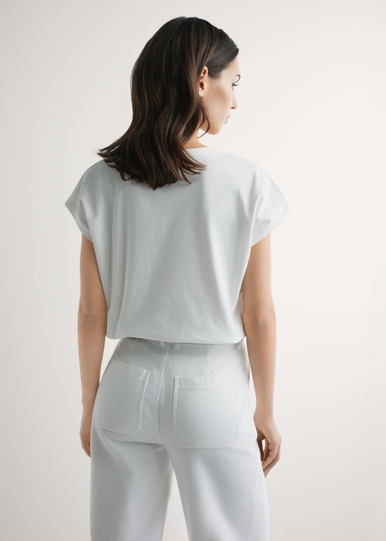 Dámske krémové tričko s potlačou TSHDT-0160-0B(W26), pohľad na produkt zozadu na modelke. Viditeľná polovica siluety.