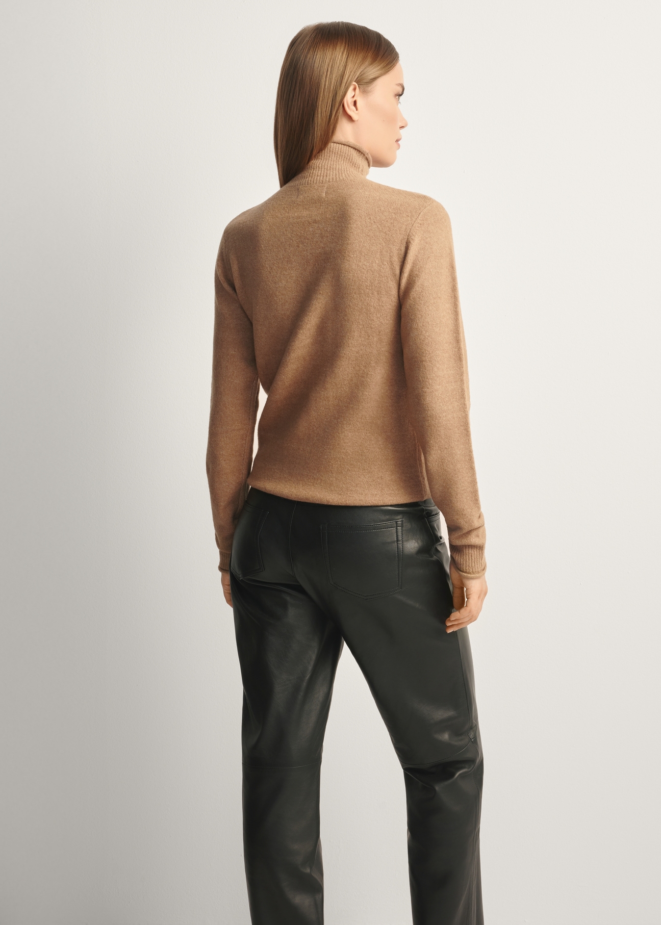 Dámsky sveter zo zmesi ťavej vlny SWEDT-0241-24(Z25), pohľad na modelku zozadu. Viditeľná polovica siluety.