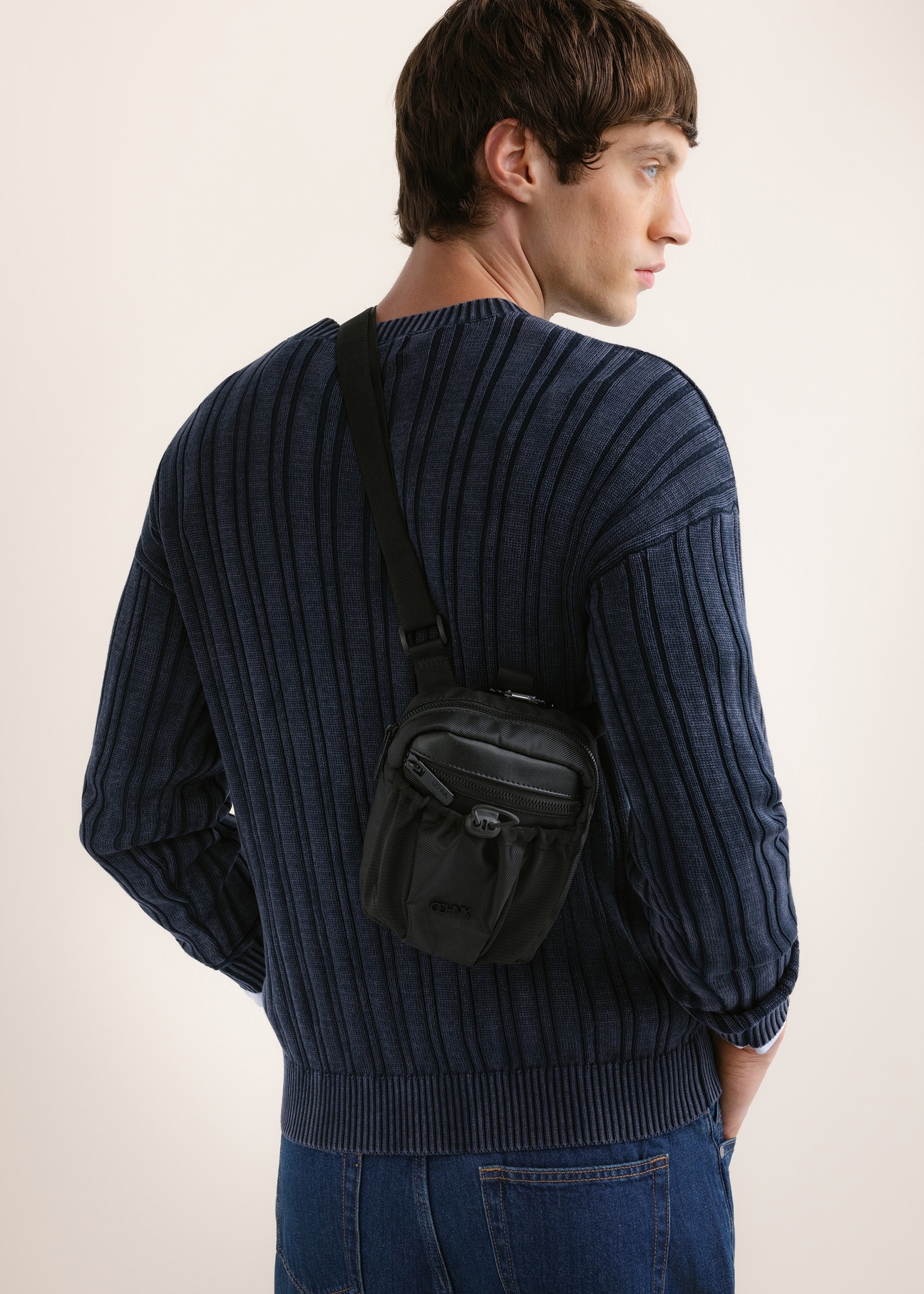 Pánska mestská crossbody kabelka TORMN-0428-99(Z26), pohľad spredu na produkt na modeli. Viditeľná polovica siluety.