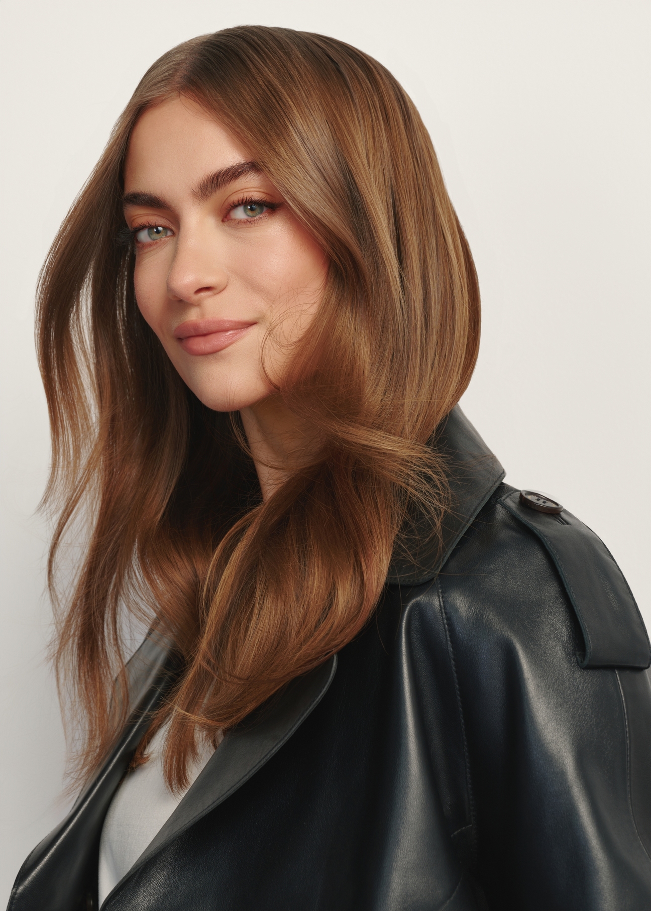 Čierna krátka oversize dámska kožená bunda KURDS-0540-99(W26), detailný záber produktu na modelke.