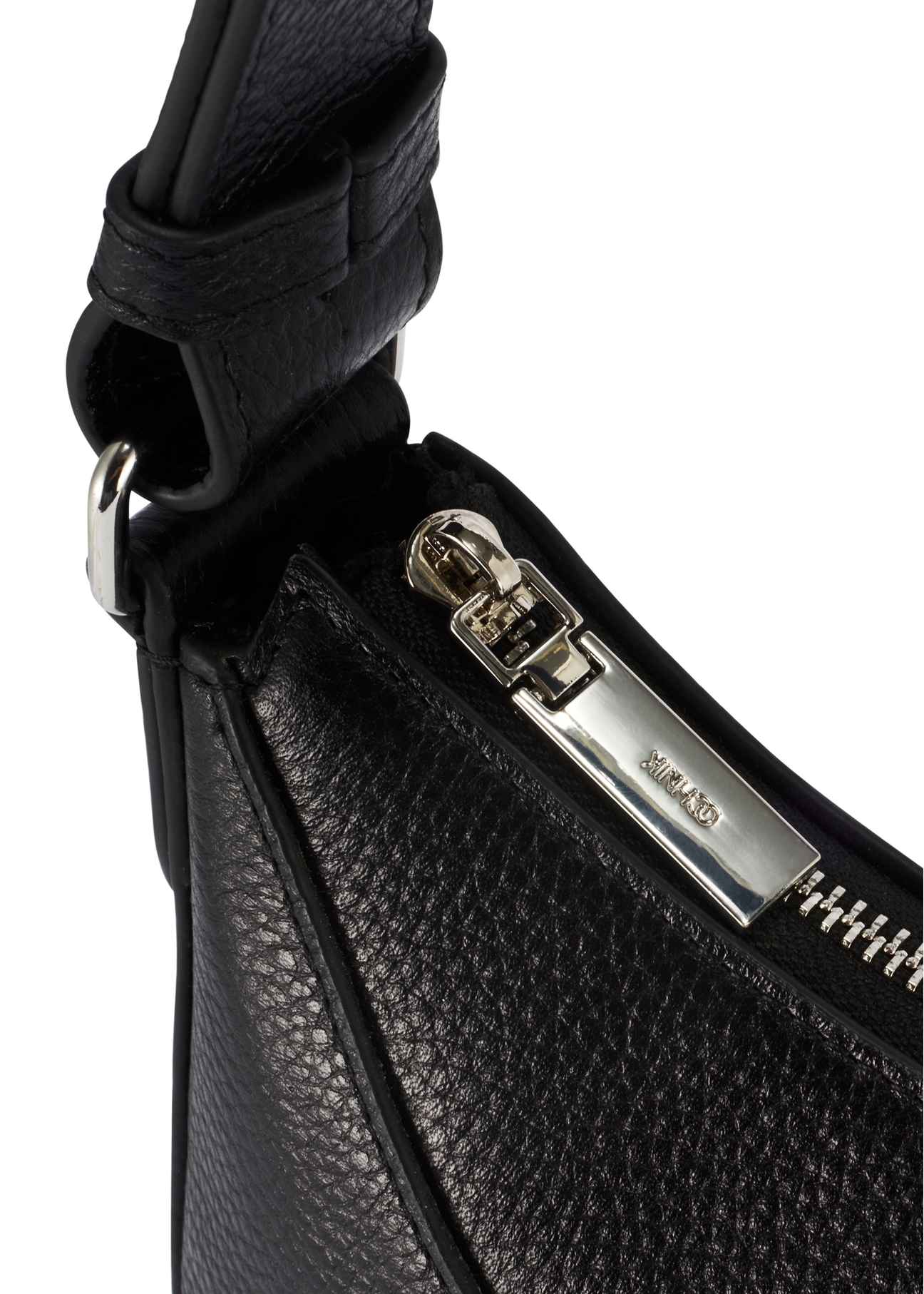 Dámska kožená kabelka s retiazkou TORES-1148A-99(Z25), detailný záber na zips výrobku, pohľad na bielom pozadí.