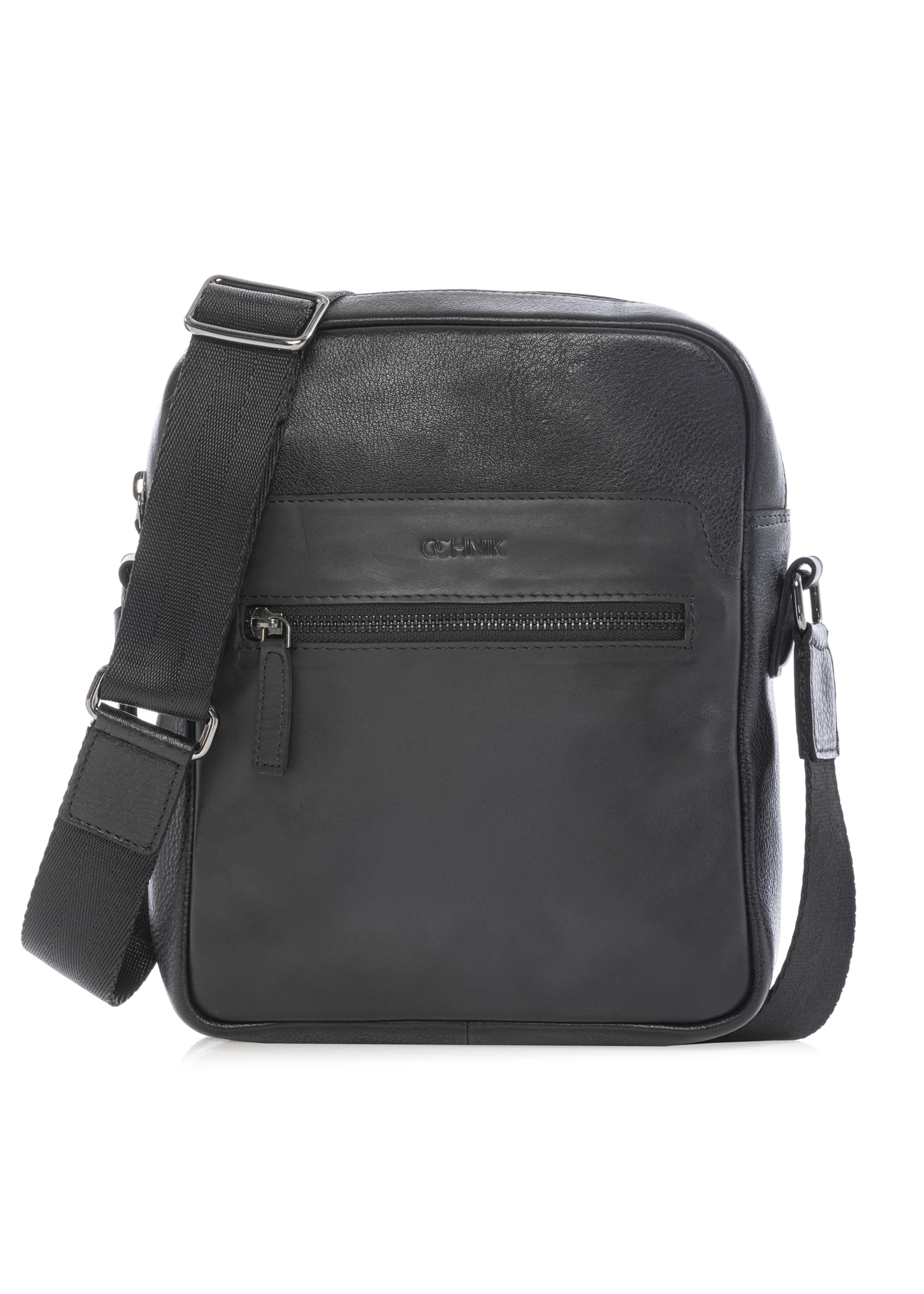 Pánska čierna kožená taška cez rameno TORMS-0499-99(W26), pohľad spredu na bielom pozadí.