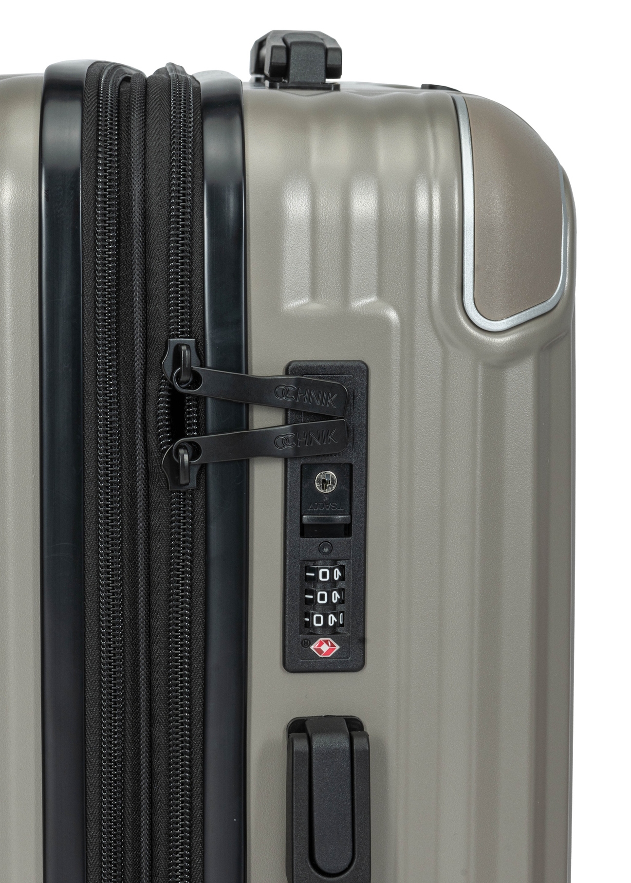 Sada pevných kufrov na kolieskach 19"/24"/28" WALAB-0073-2X(W26), pohľad na zámok produktu na bielom pozadí.