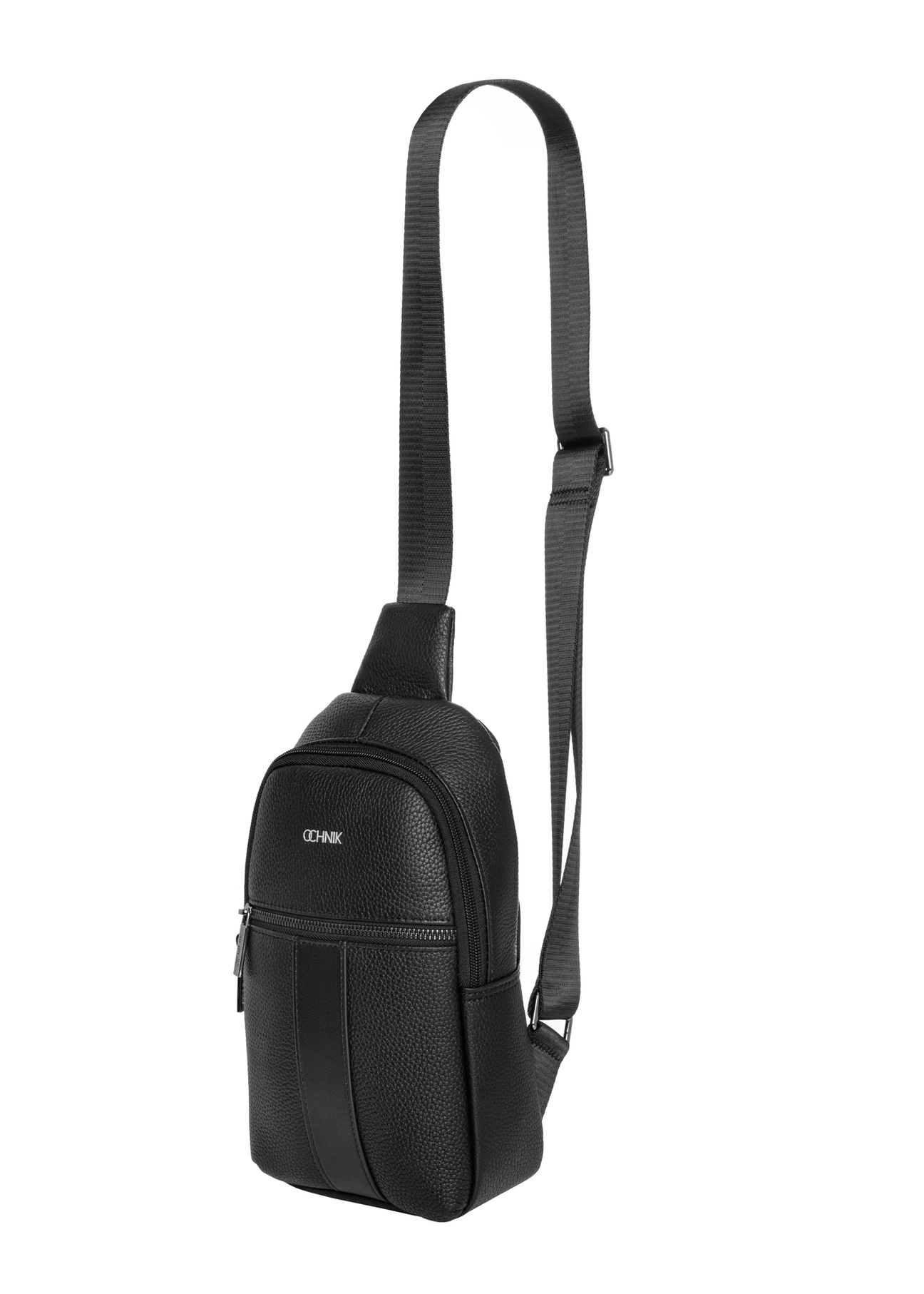 Čierna pánska kožená crossbody kabelka TORMS-0538-9I(Z26), diagonálny pohľad na produkt na bielom pozadí.