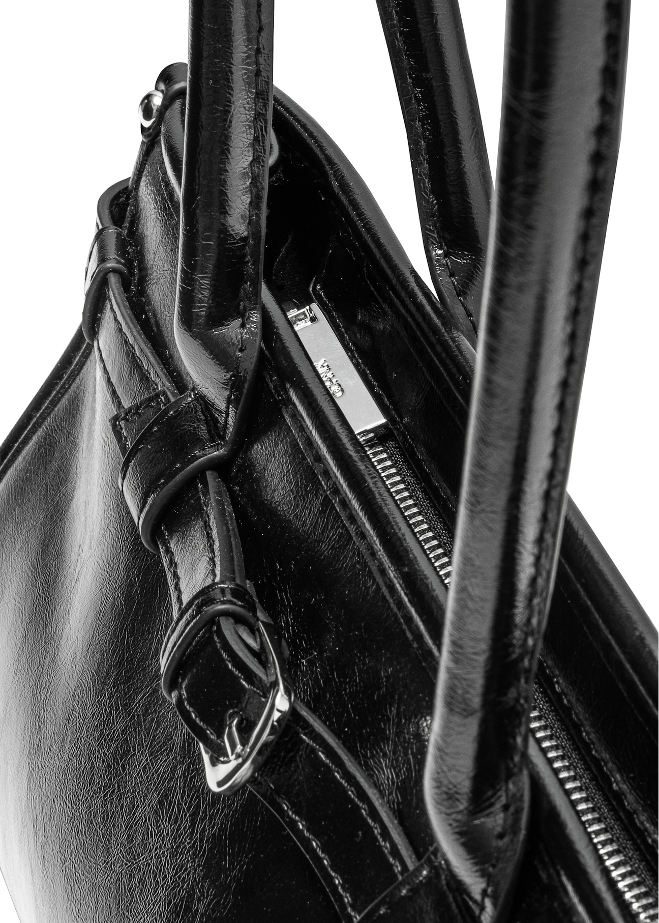 Čierna elegantná dámska kabelka TOREC-1065-99(Z25), detailný záber produktu na bielom pozadí.