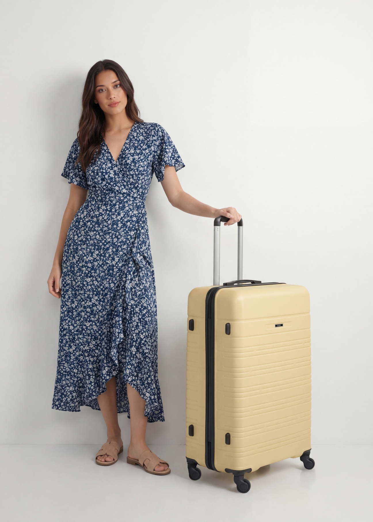 Veľký kufor na kolieskach WALAB-0083-2B-28(W26), diagonálny pohľad na produkt vedľa siluety modelky.