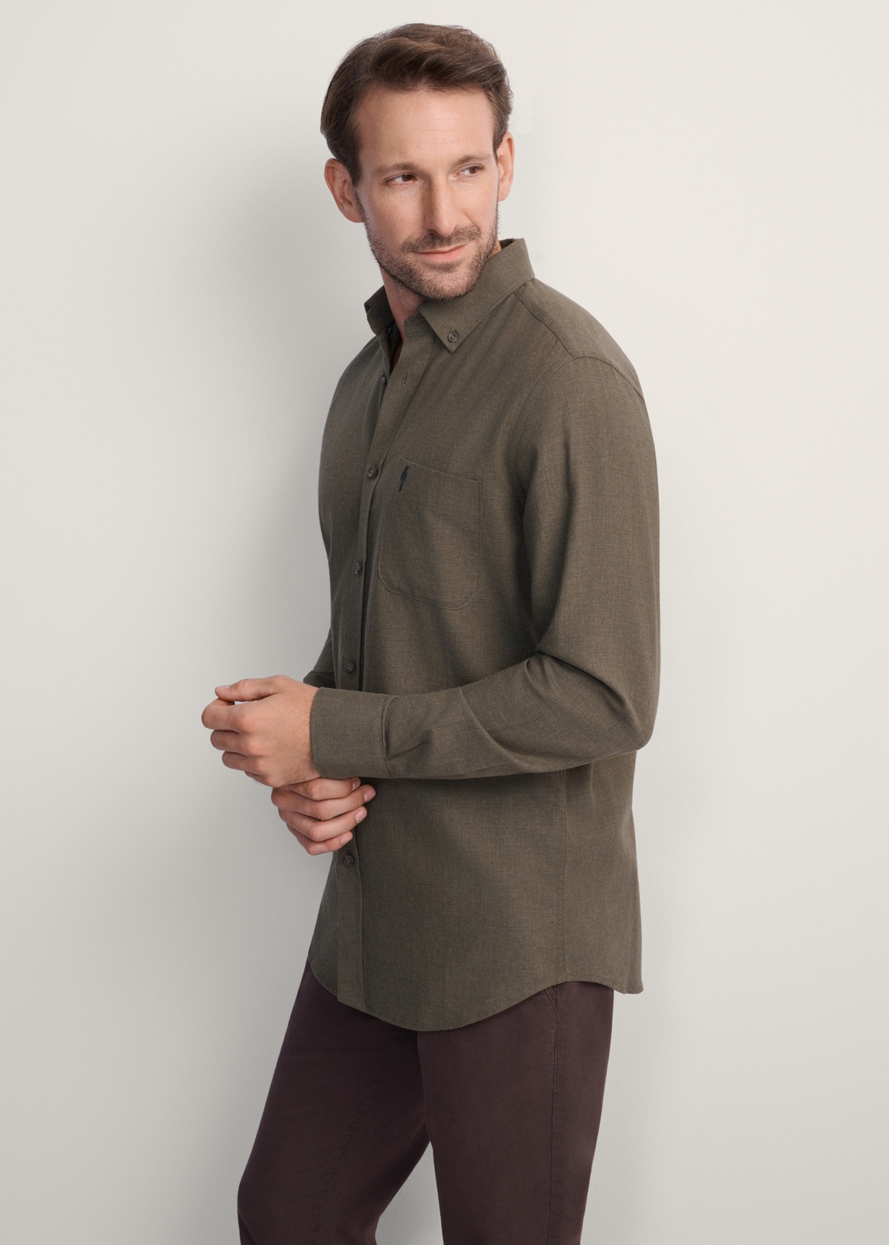 Pánska khaki košeľa KOSMT-0299A-55(Z25), pohľad spredu na produkt na modelke. Viditeľná polovica siluety.