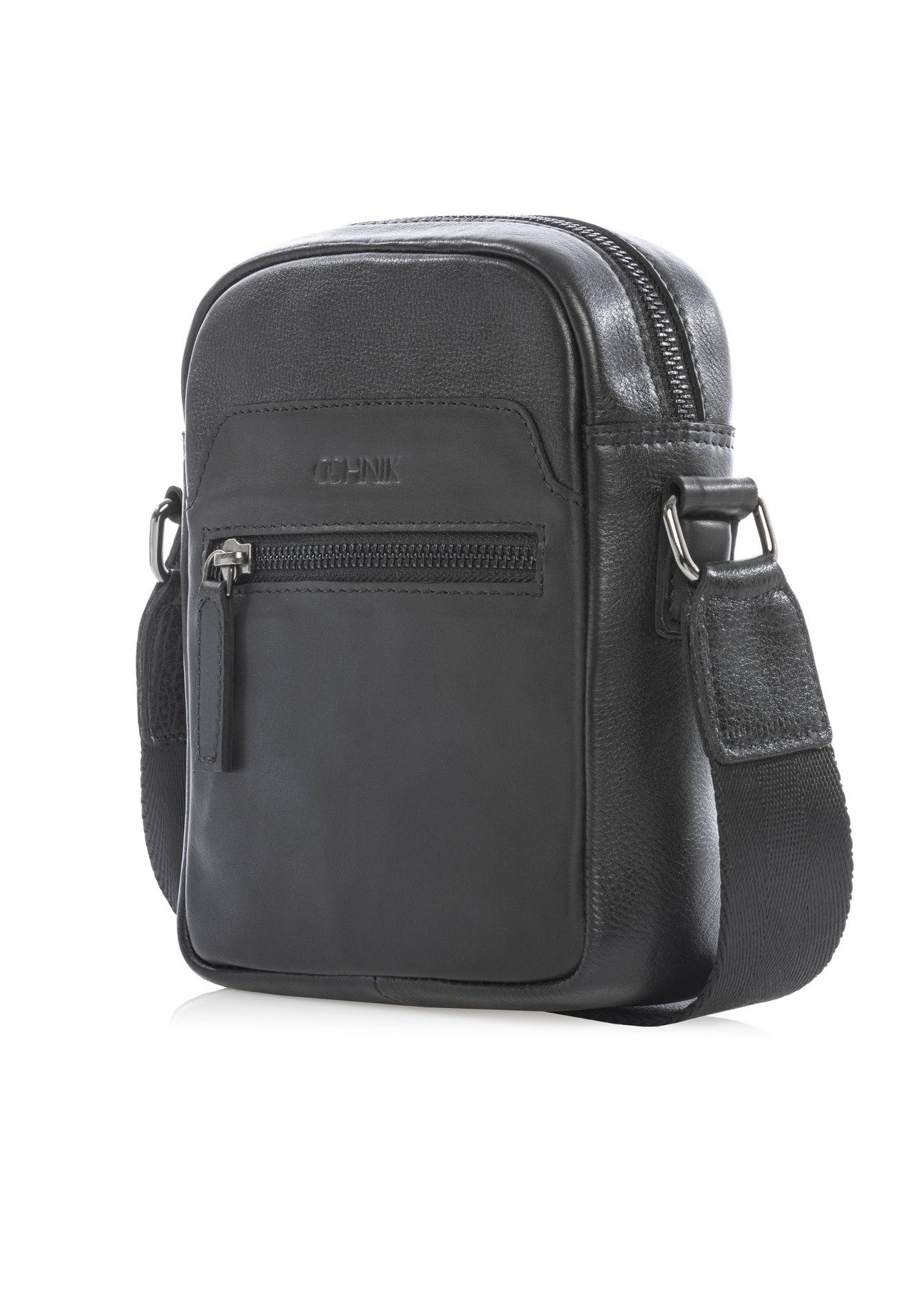 Čierna malá kožená pánska taška TORMS-0498-99(W26) - diagonálny pohľad na produkt, na bielom pozadí.