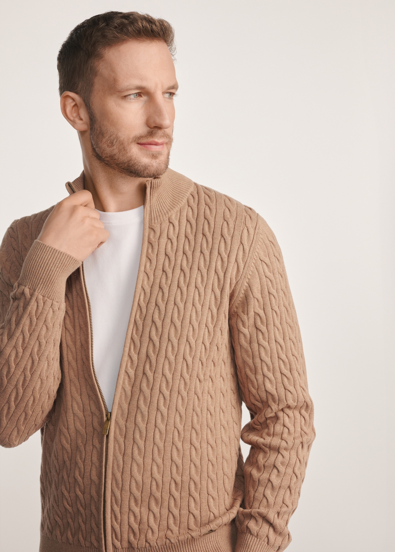 Pánsky sveter na zips v karamelovej farbe SWEMT-0169-24(Z25), produkt viditeľný spredu na modelke, viditeľná polovica siluety.