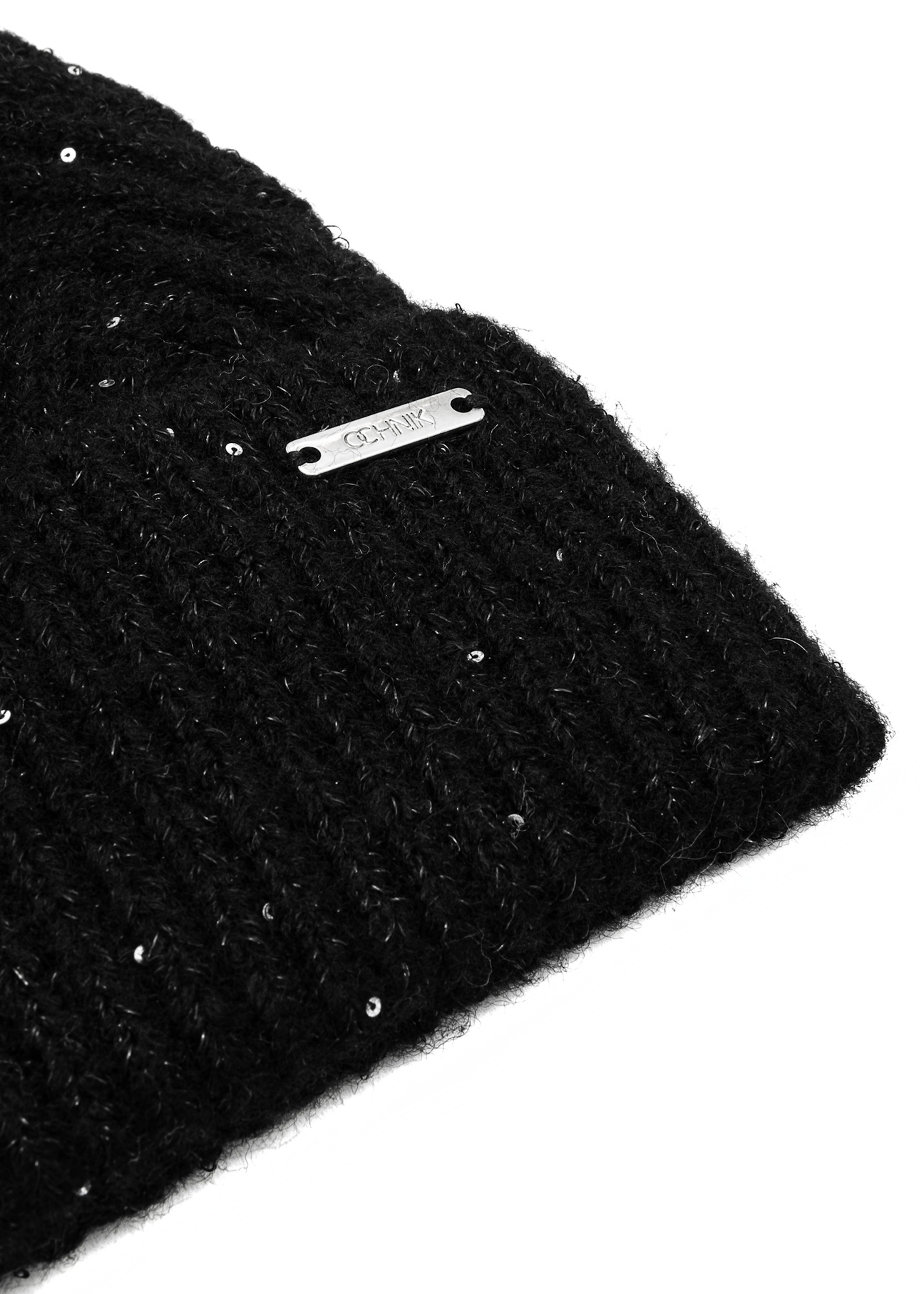 Čierna dámska čiapka s flitrami a brmbolcom CZADT-0175-98(Z25), detail produktu na bielom pozadí.
