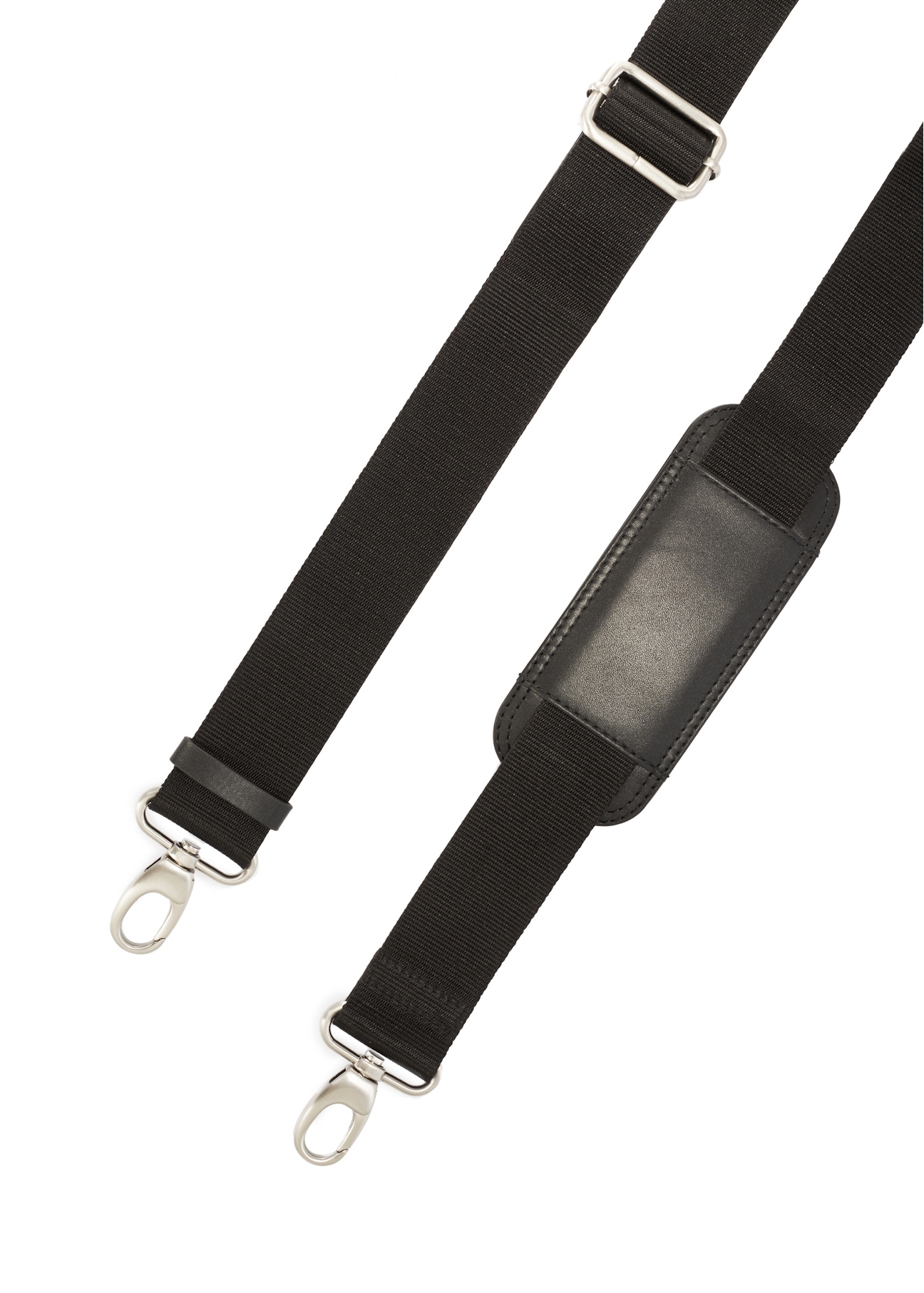 Priestranná pánska taška z čiernej kože TORMS-0471-99(Z25), pohľad na produkt s popruhom na bielom pozadí.