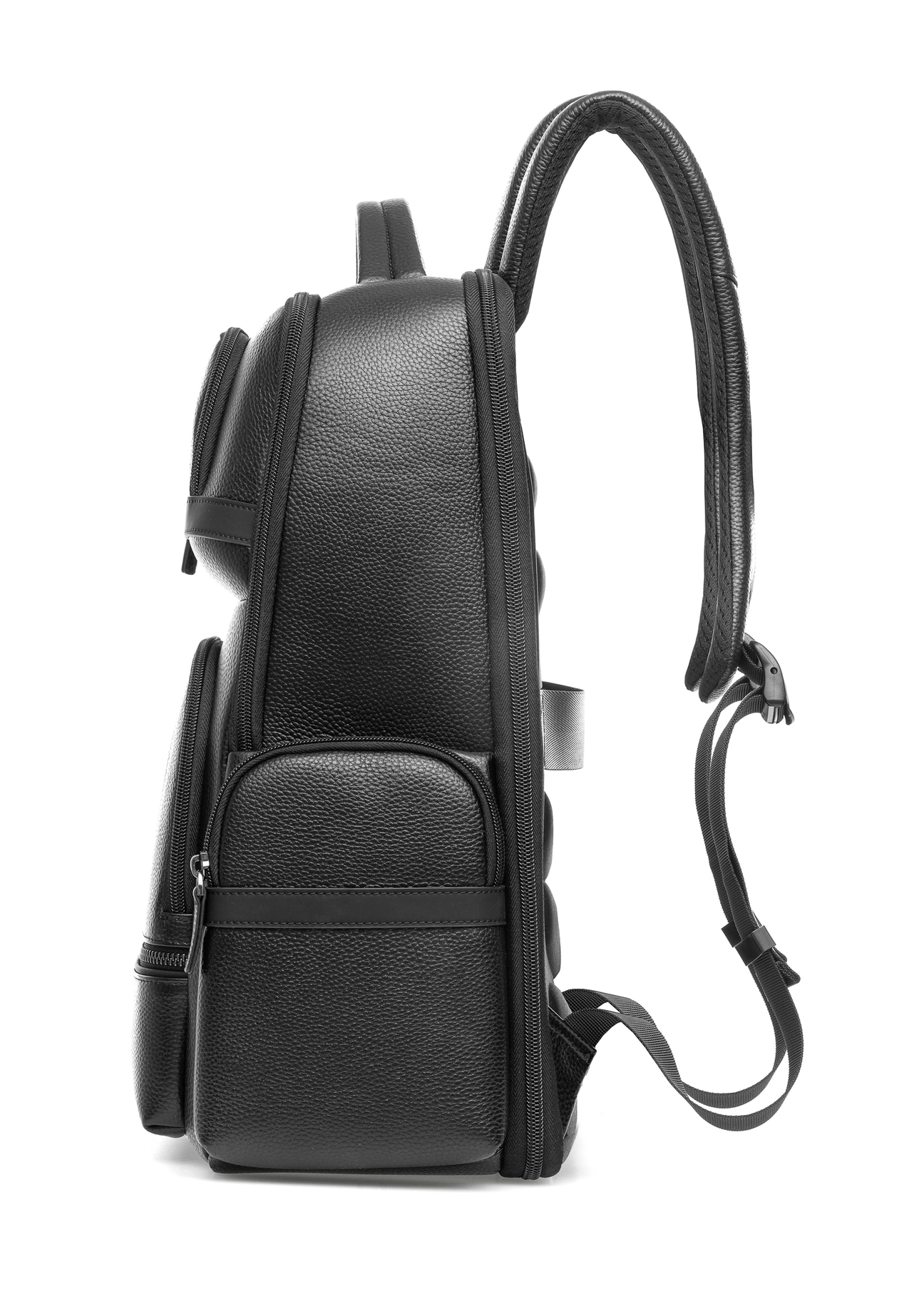 Čierny priestranný pánsky batoh PLCMS-0022-99(Z25), pohľad na produkt z boku na bielom pozadí.