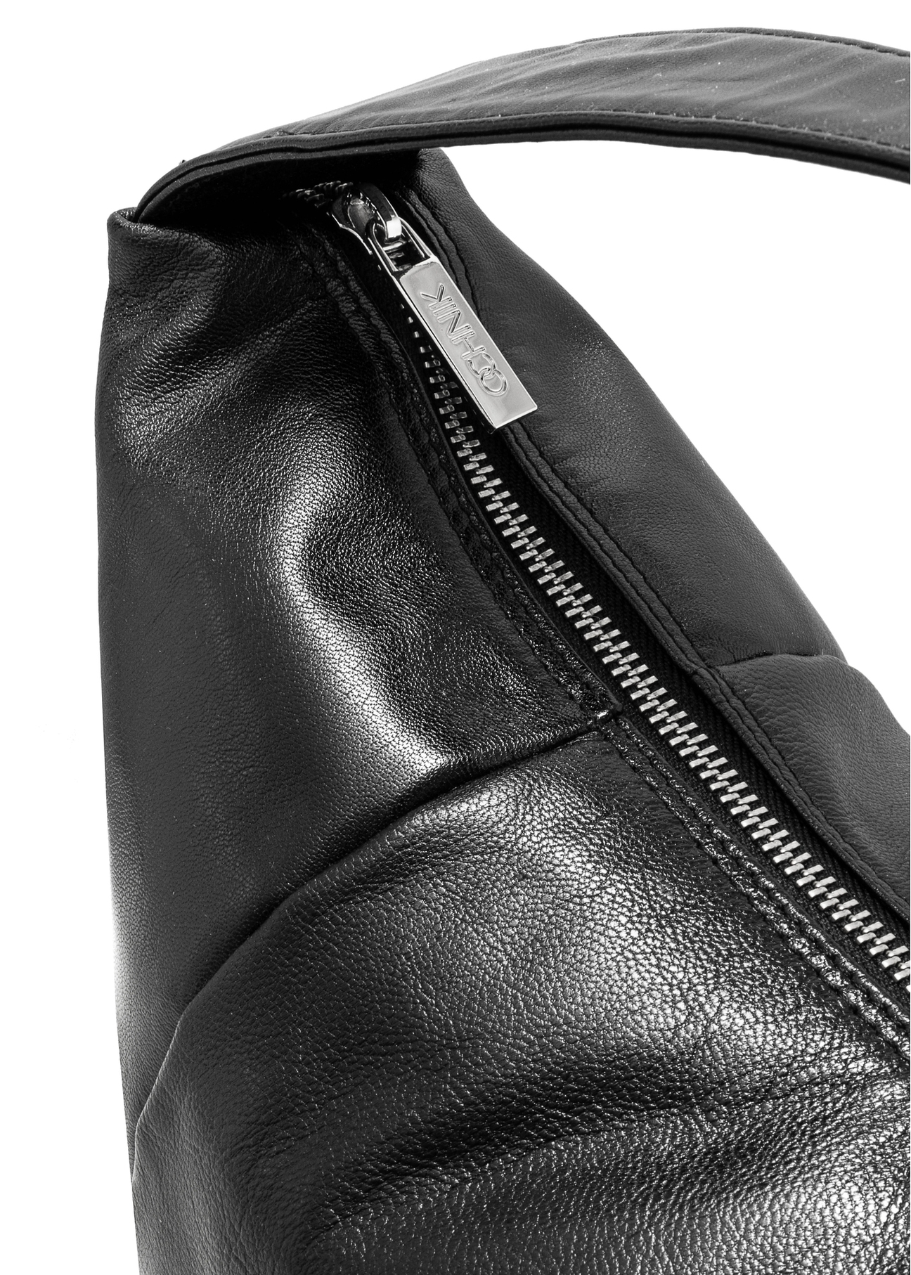 Čierna kožená kabelka hobo TORES-1135A-99(Z25), detail produktu, pohľad na bielom pozadí.