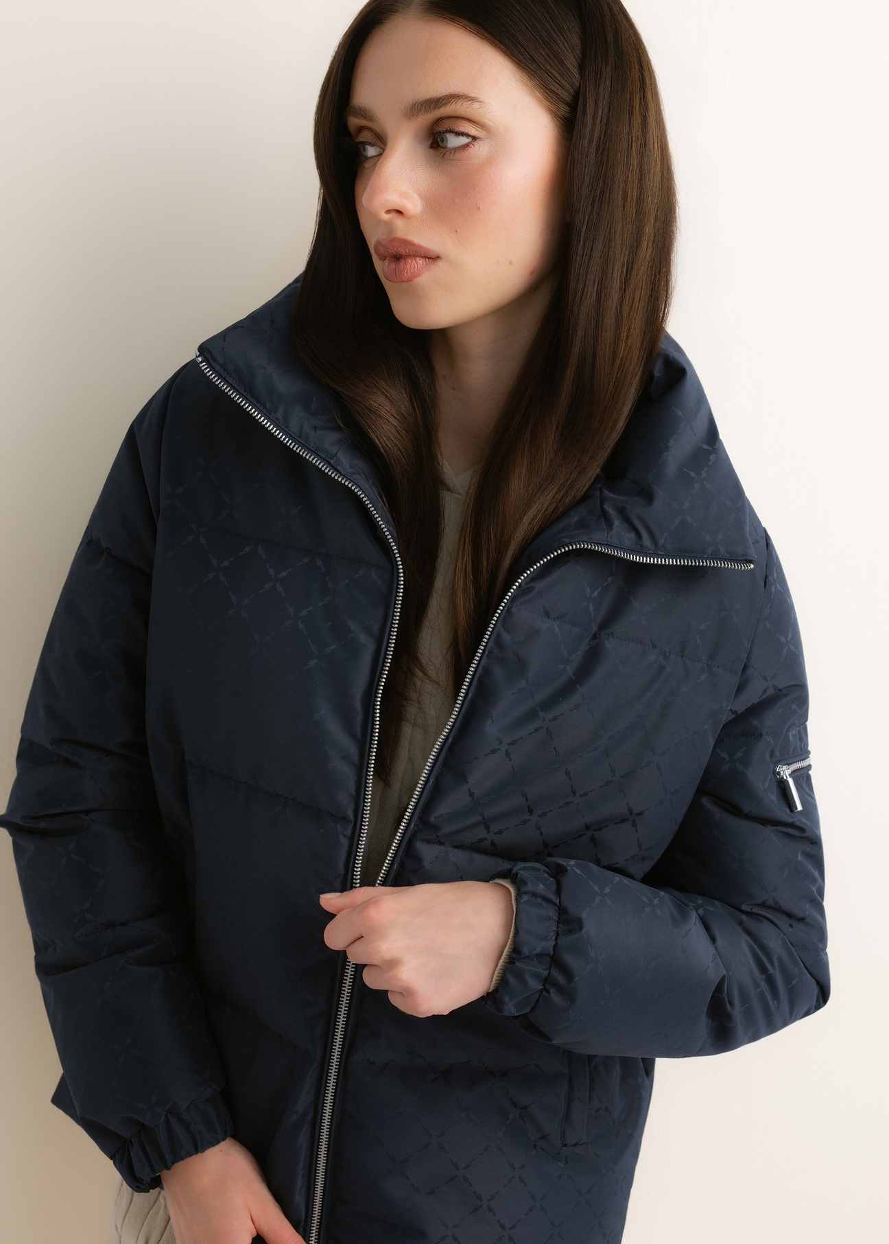 Dámska tmavomodrá bunda s monogramovou potlačou a stojačikom (KURDT-0694-7E(Z26)); detailný záber produktu na modelke.