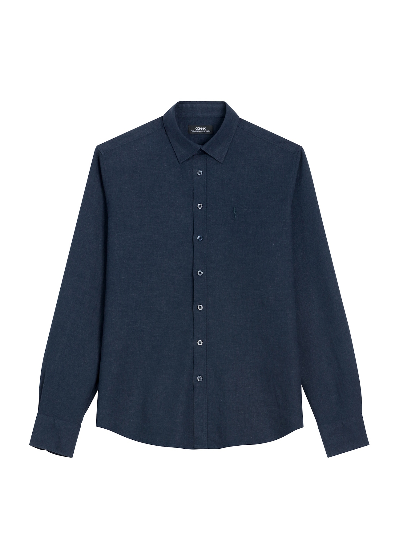 Pánska ľanová košeľa v námorníckej modrej farbe KOSMT-0362-7E(W26), pohľad spredu na svetlom pozadí.