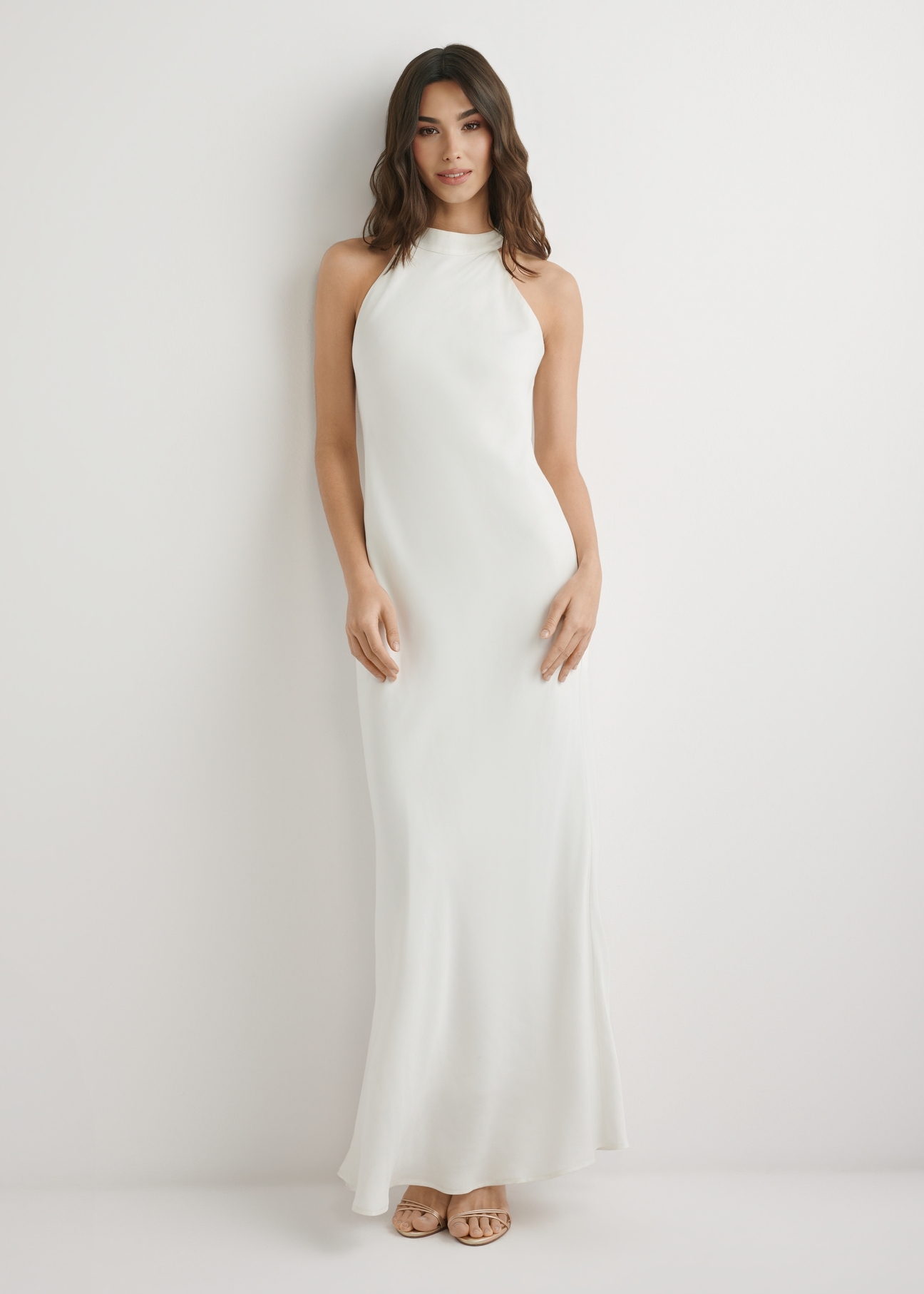 Viskózové šaty ecru SUKDT-0264-0B(W26), pohľad spredu na modelku. Viditeľná celá silueta.