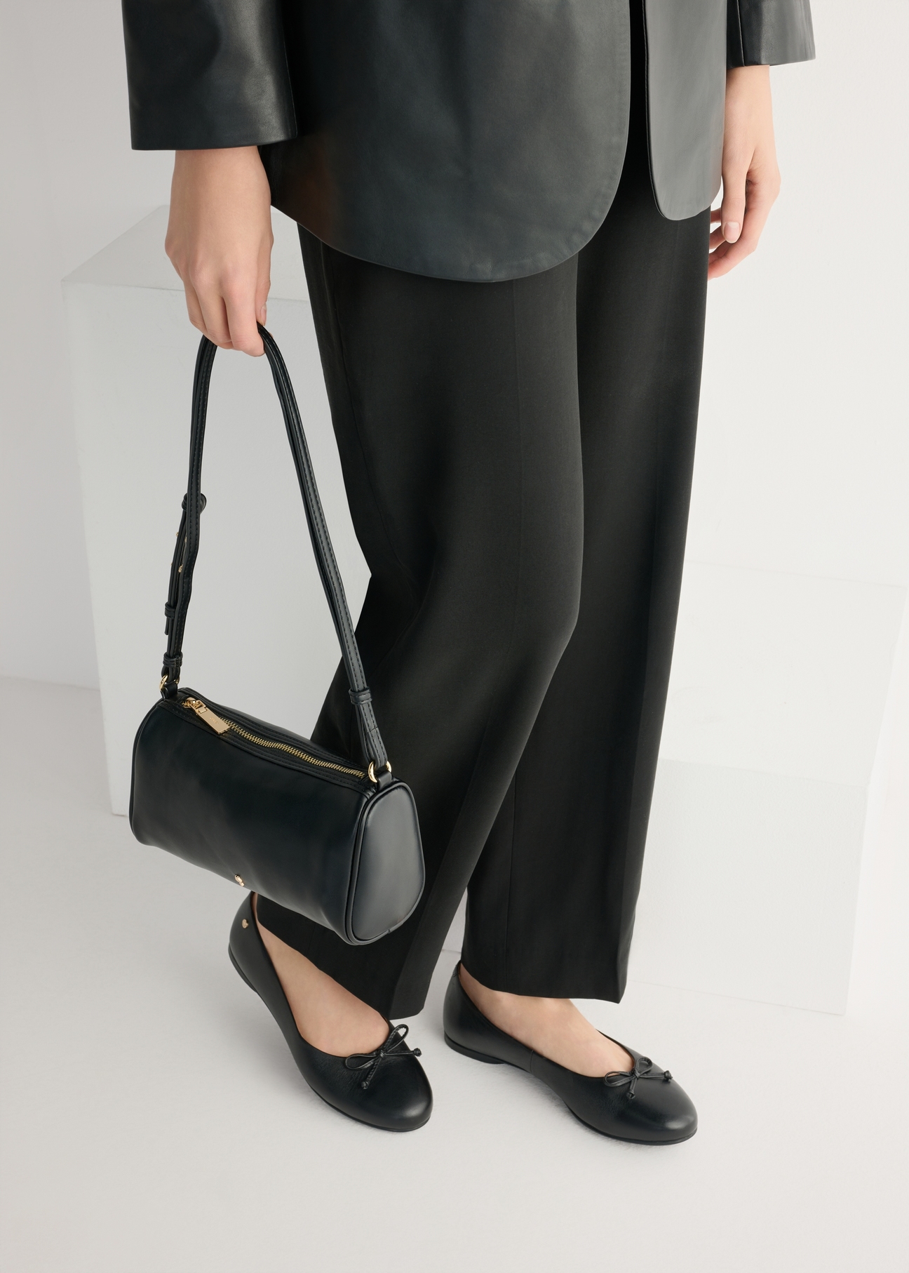 Dámske čierne kožené balerínky BUTYD-1248-99(W26), pohľad zhora na produkt na nohách modelky.