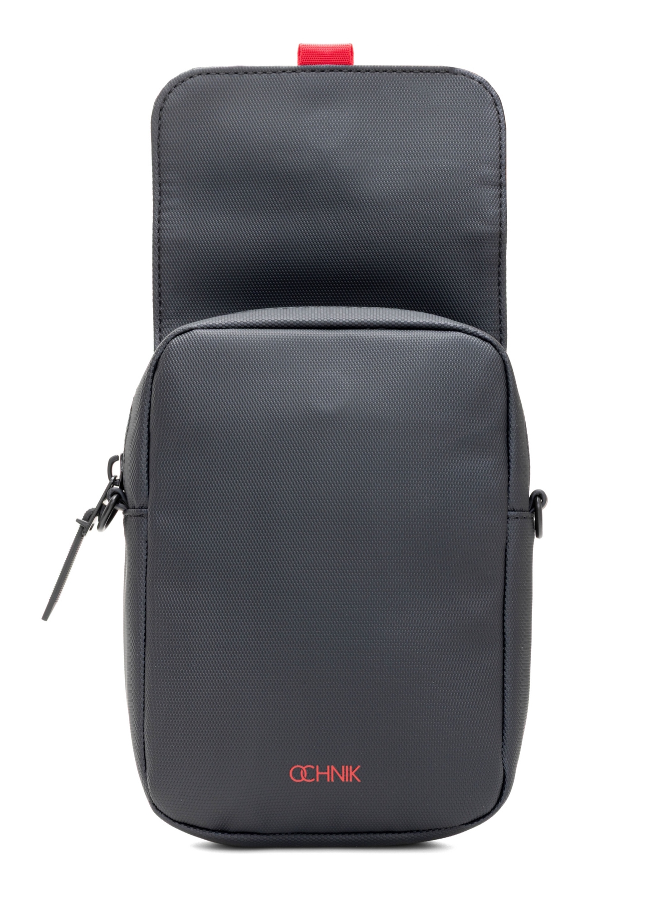 Pánska malá čierna taška cez rameno TORMN-0399-9J(W26), pohľad spredu na bielom pozadí.