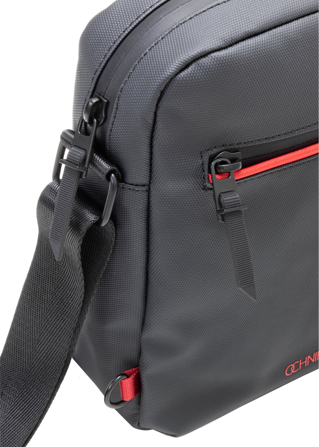 Čierna pánska taška TORMN-0400-9J(W26), detail produktu na bielom pozadí.