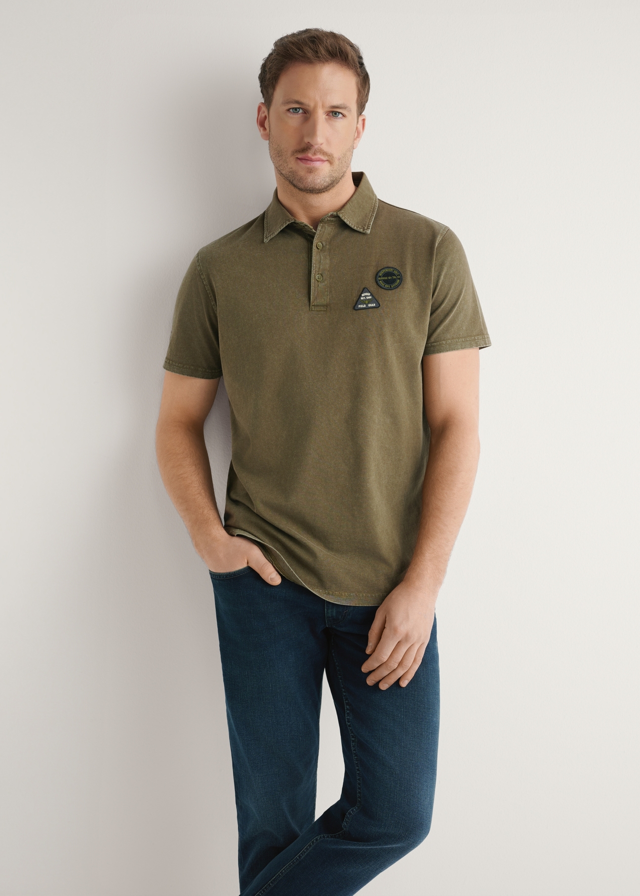 Pánske khaki polo tričko POLMT-0083-8D(W26), pohľad spredu na produkt na modelke. Viditeľná polovica siluety.