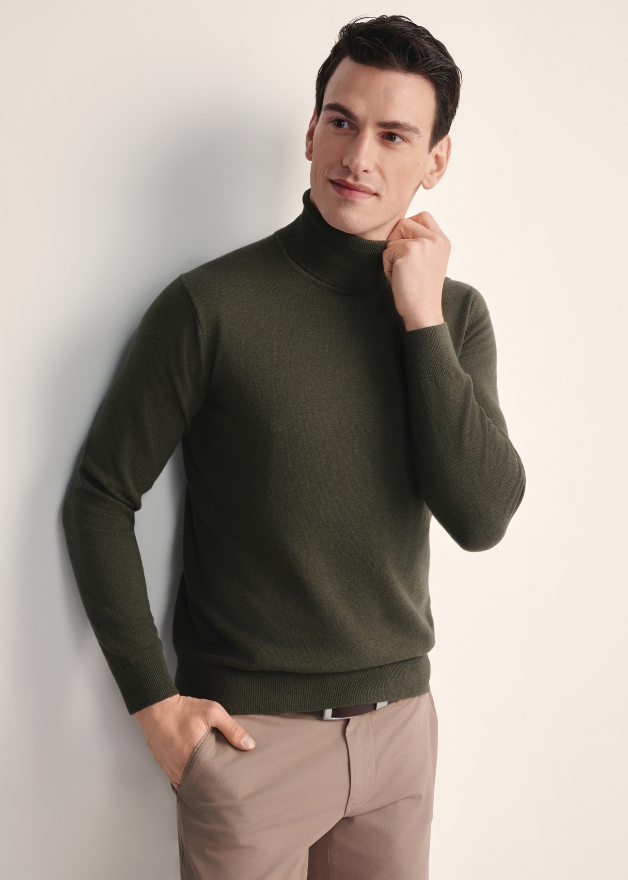 Pánsky rolák v khaki farbe SWEMT-0095B-55(Z25), pohľad spredu na produkt na modelke, viditeľná polovica siluety.