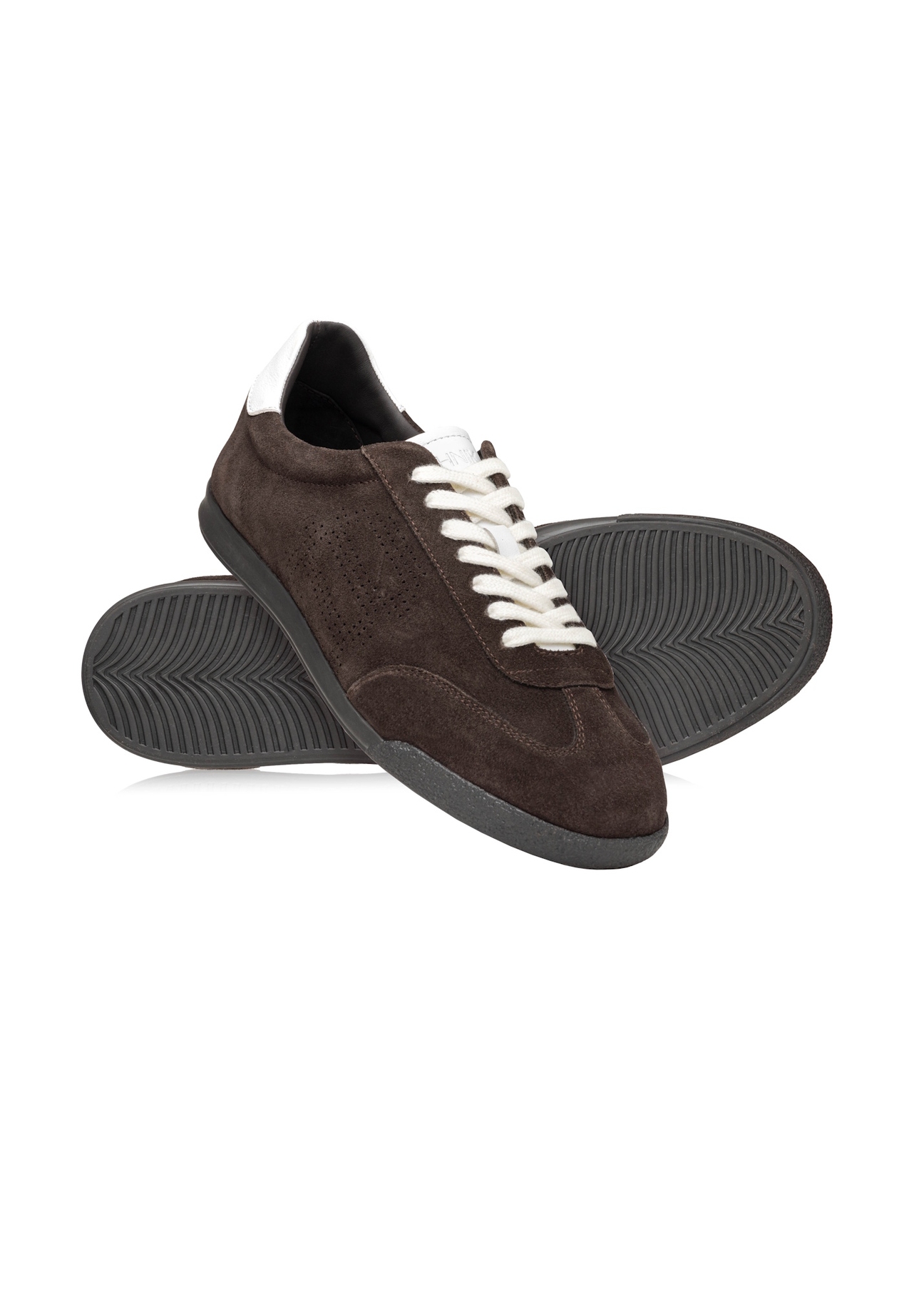 Tmavohnedé kožené športové topánky BUTYM-0534-1I(W26), diagonálny pohľad na produkt na bielom pozadí.