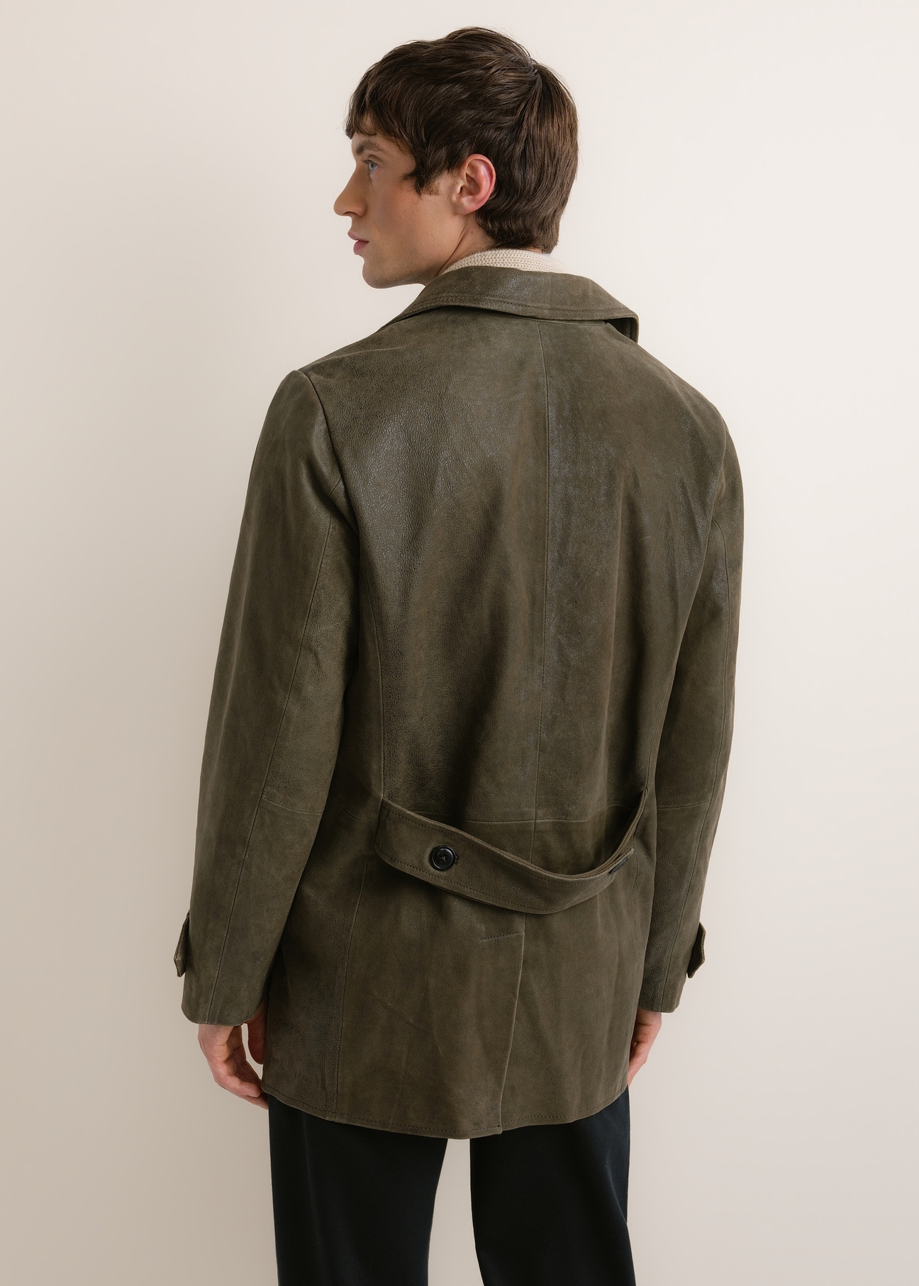 Pánsky khaki kožený kabát KURMS-0409A-8D(Z26), pohľad na produkt zozadu na modeli. Viditeľná polovica siluety.
