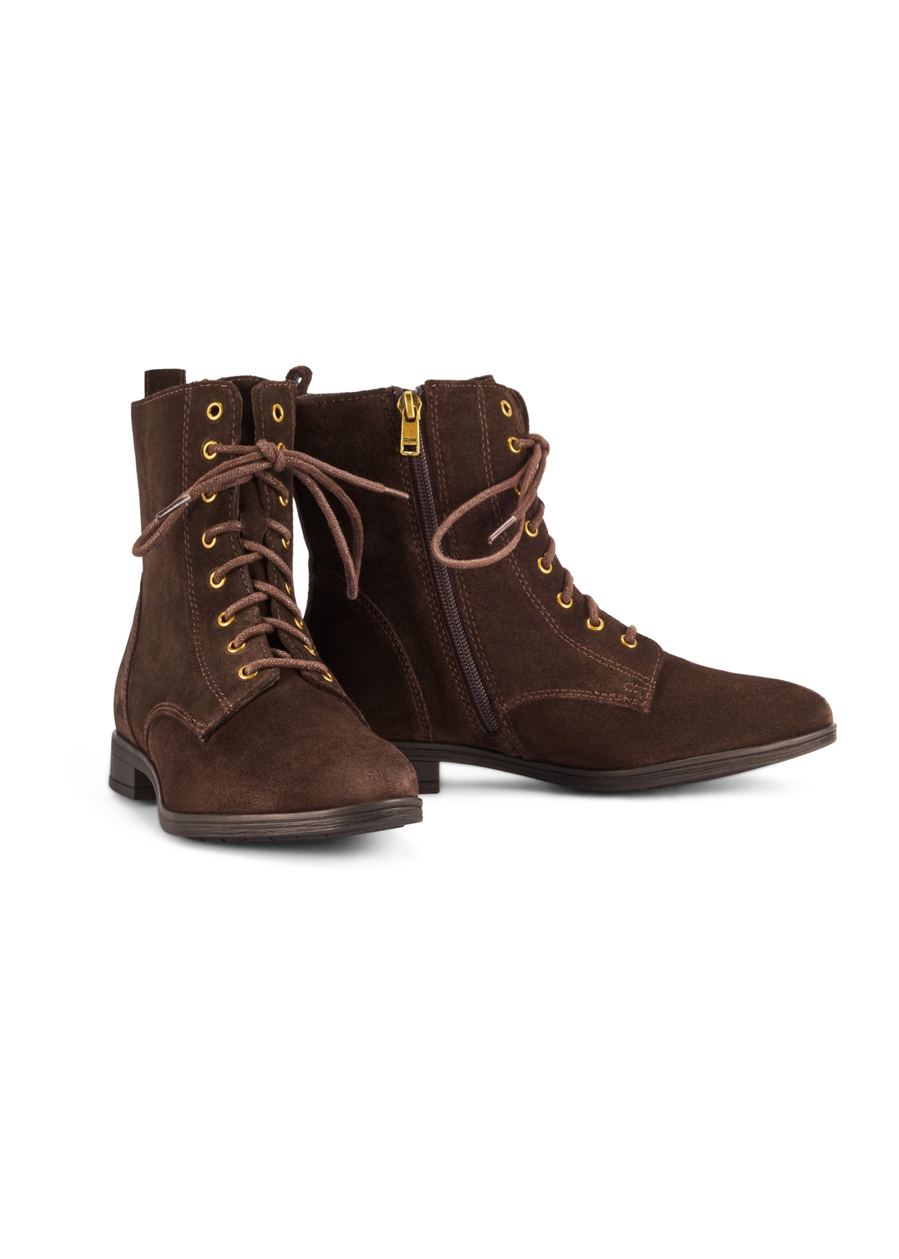 Dámske hnedé semišové členkové čižmy BUTYD-1008-89(Z25), diagonálny pohľad na produkt na bielom pozadí.